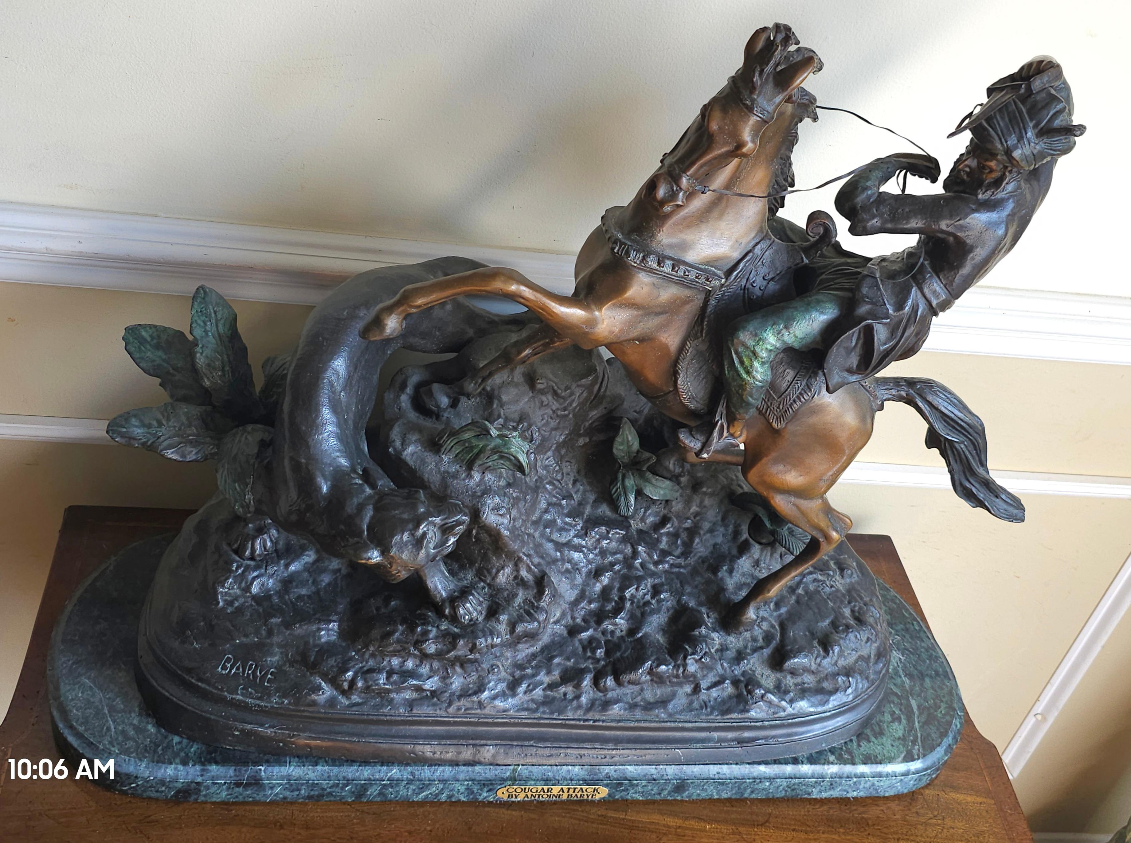 Antoine-Louis Barye (französisch 1796 - 1875), Cougar attackiert, Bronze auf Marmor gegossen (Neoklassisch) im Angebot