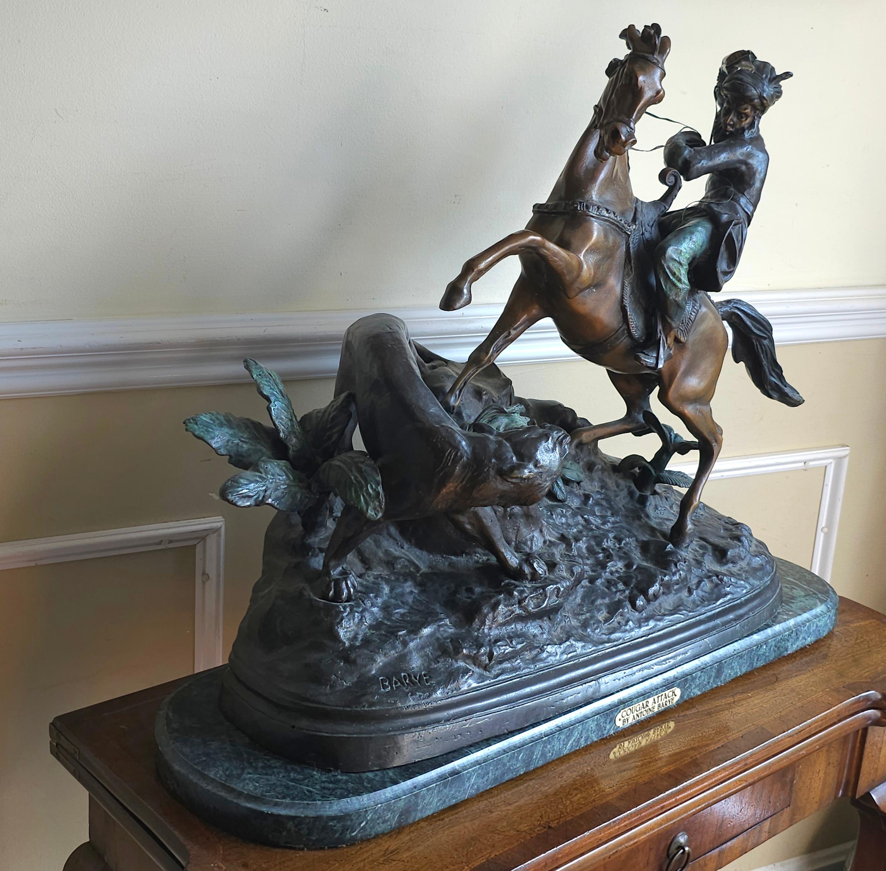 Antoine-Louis Barye (französisch 1796 - 1875), Cougar attackiert, Bronze auf Marmor gegossen (Französisch) im Angebot