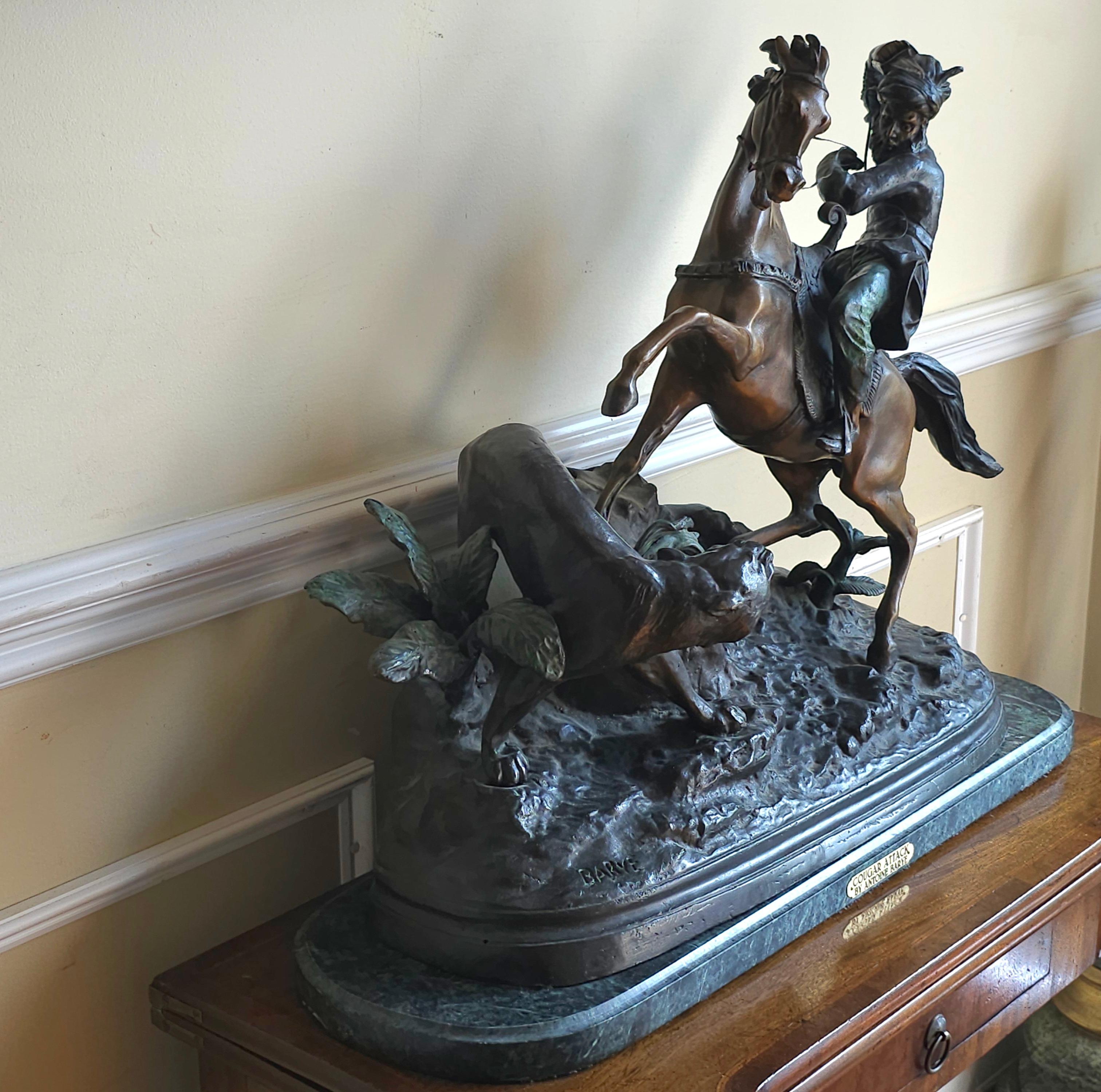 Antoine-Louis Barye (französisch 1796 - 1875), Cougar attackiert, Bronze auf Marmor gegossen (20. Jahrhundert) im Angebot