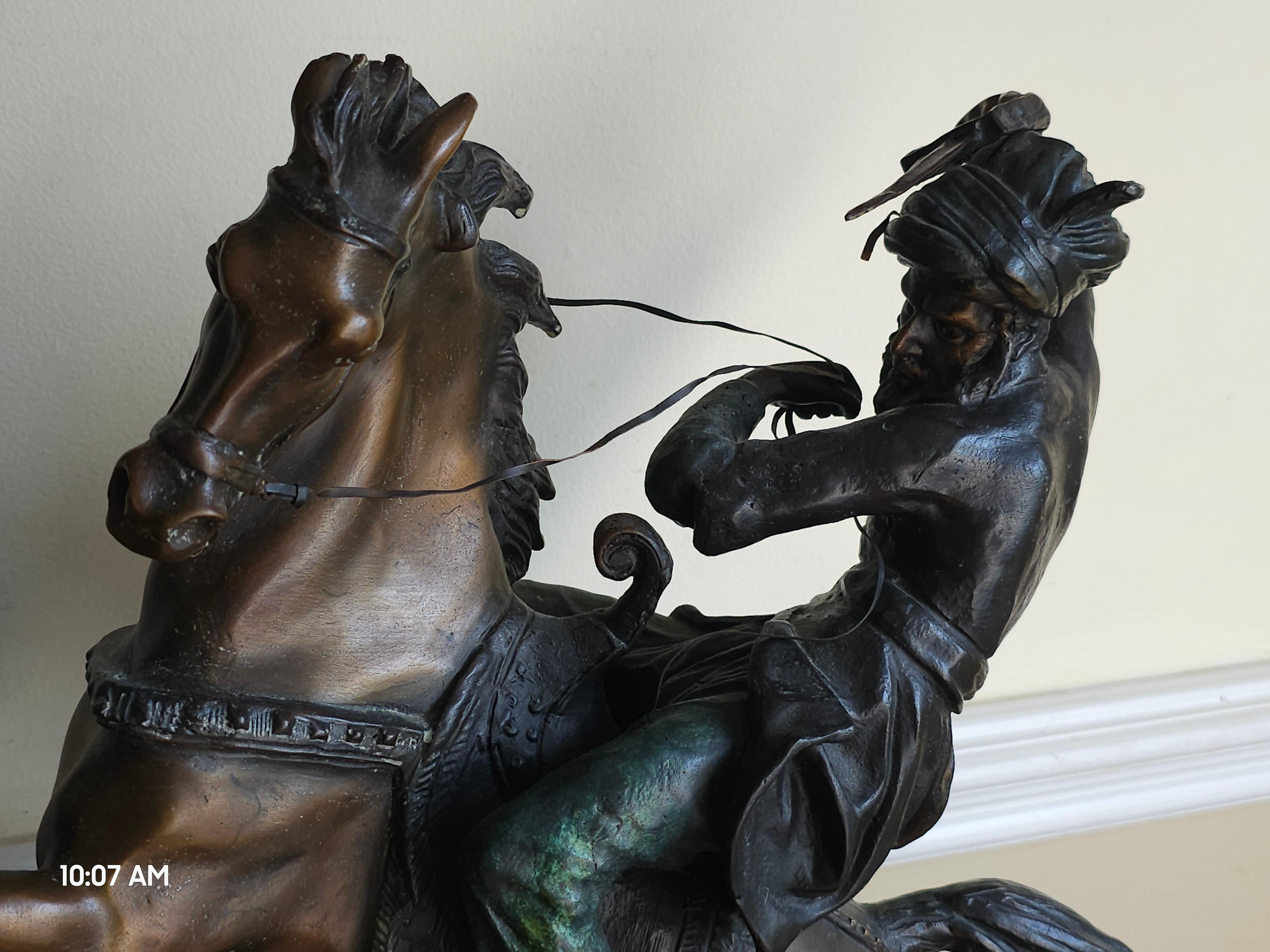 Antoine-Louis Barye (französisch 1796 - 1875), Cougar attackiert, Bronze auf Marmor gegossen im Angebot 1
