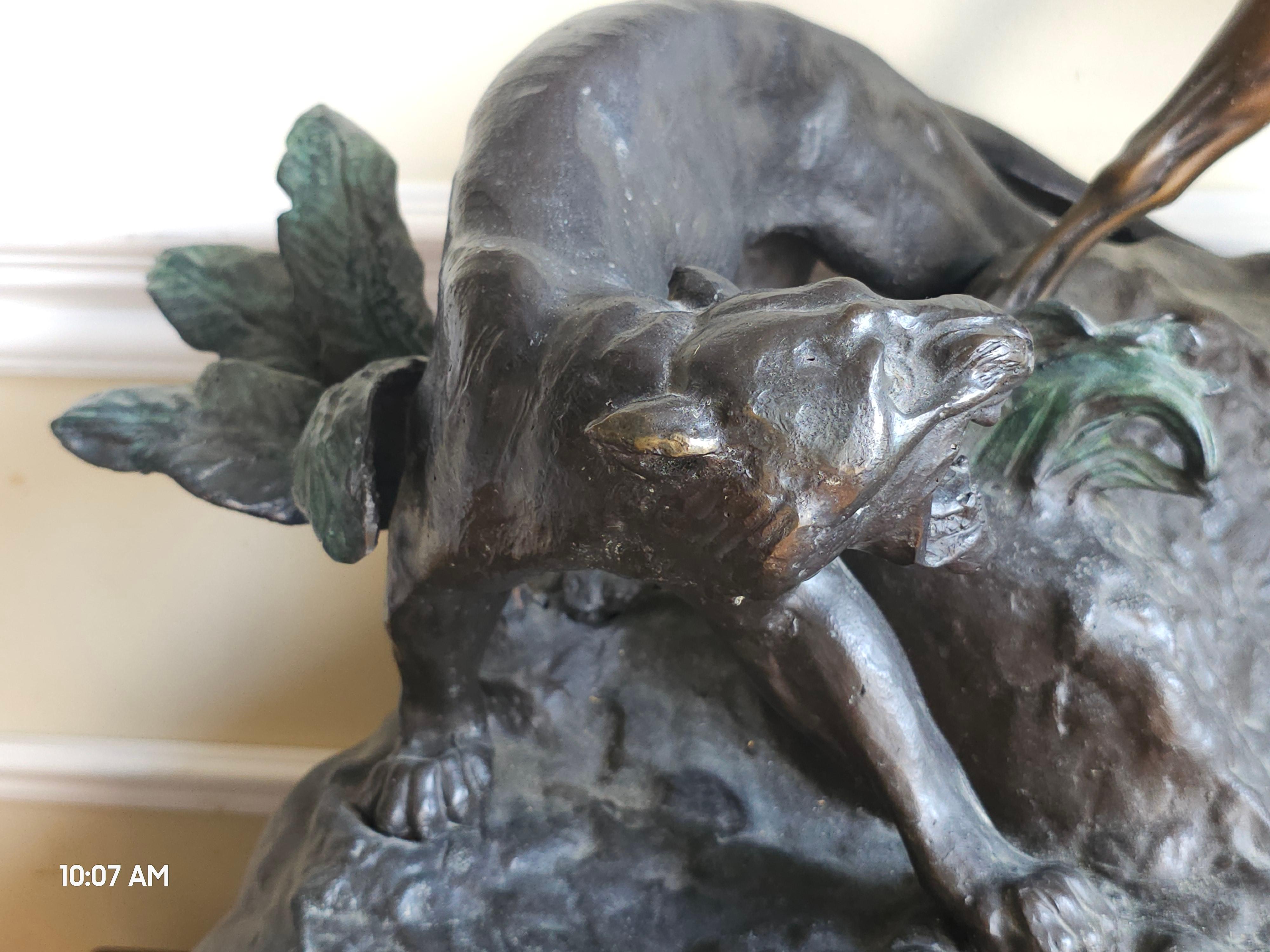 Antoine-Louis Barye (französisch 1796 - 1875), Cougar attackiert, Bronze auf Marmor gegossen im Angebot 2