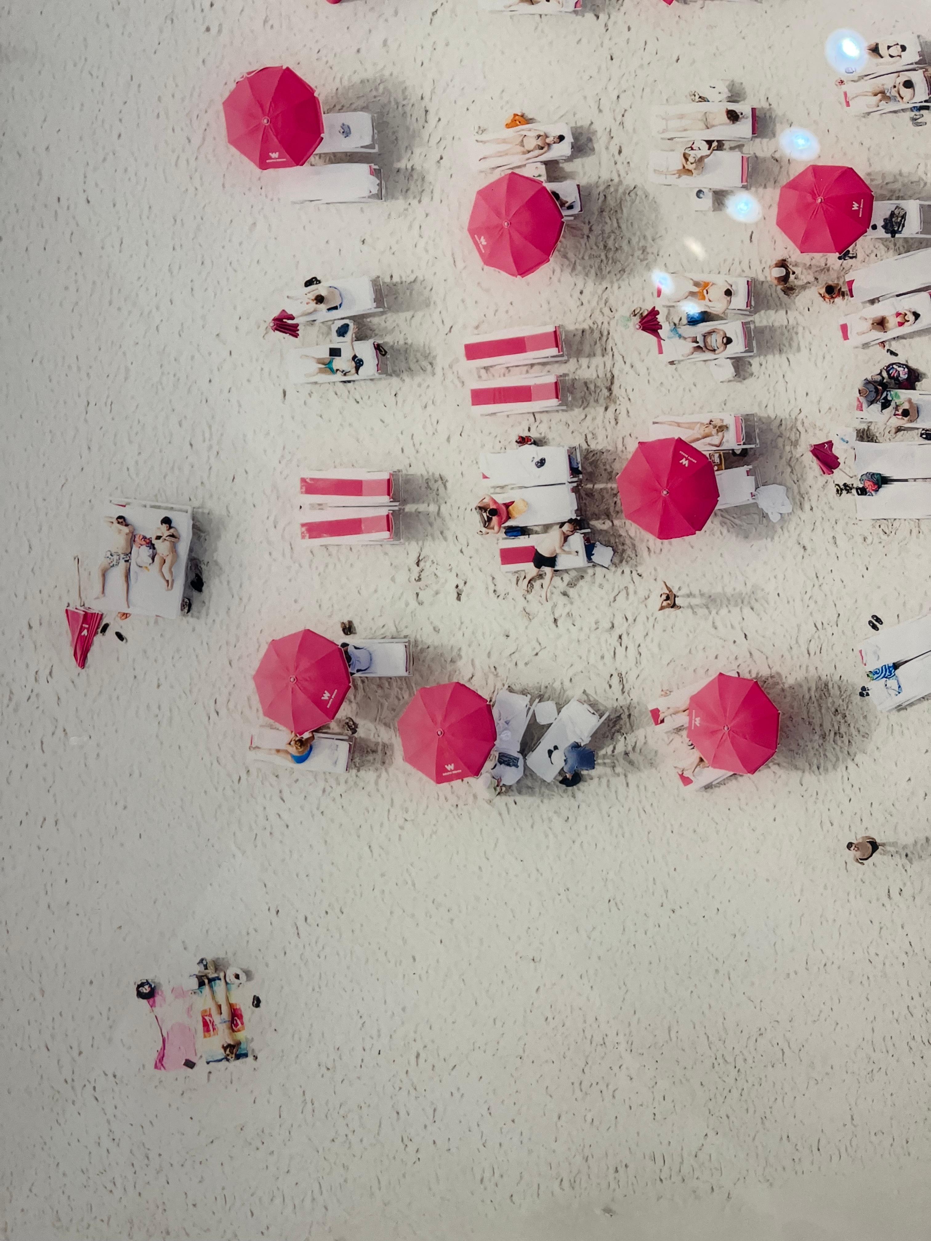 Antoine Rose hängt aus einem Hubschrauber, der 300 Fuß in der Luft schwebt, und fängt die Hamptons aus einem scharfen 90-Grad-Winkel ein. Dieses Stück ist eine Momentaufnahme gemeinsamer Strandaktivitäten mit bunten Accessoires und herrlich