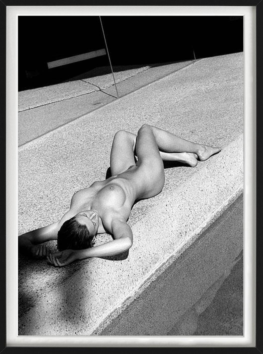 Carre Otis IV - Akt am POOL im Sonnenlicht, Kunstfotografie, 2001 (Schwarz), Nude Photograph, von Antoine Verglas