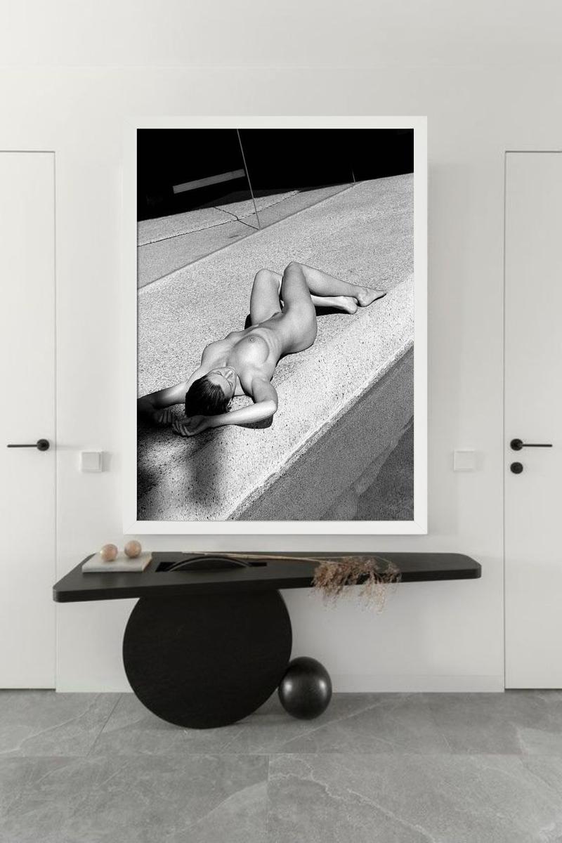 Carre Otis IV - nude next to the Pool in sunlight, fine art photography, 2001 - Black Nude Photograph by Antoine Verglas