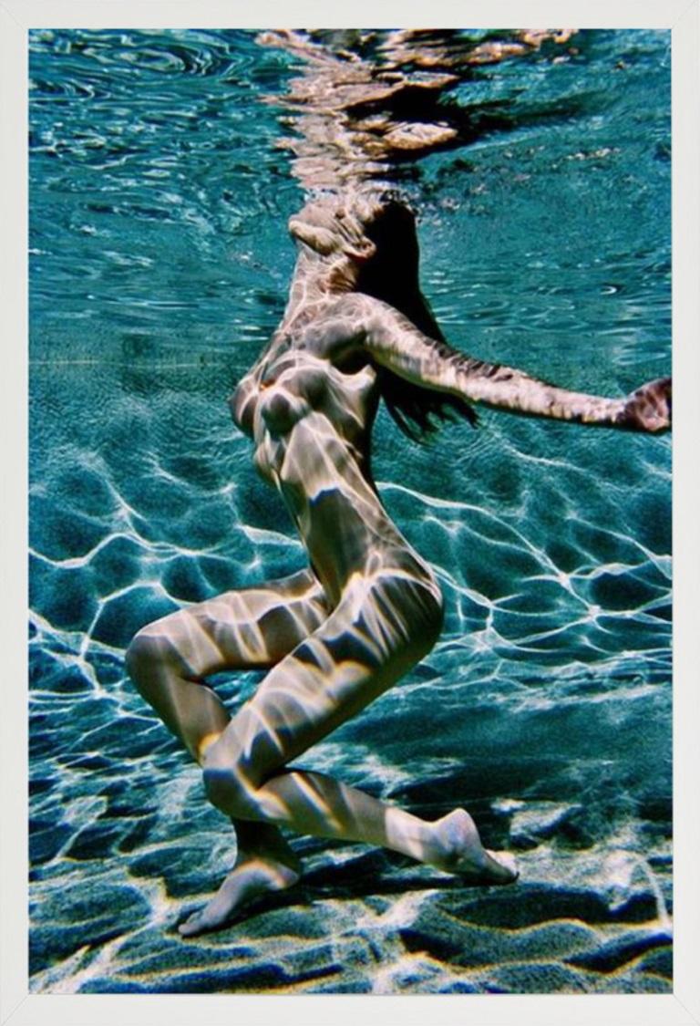 Carre Otis underwater - nude portrait of the model and actress in a swimmingpool - Contemporary Photograph by Antoine Verglas