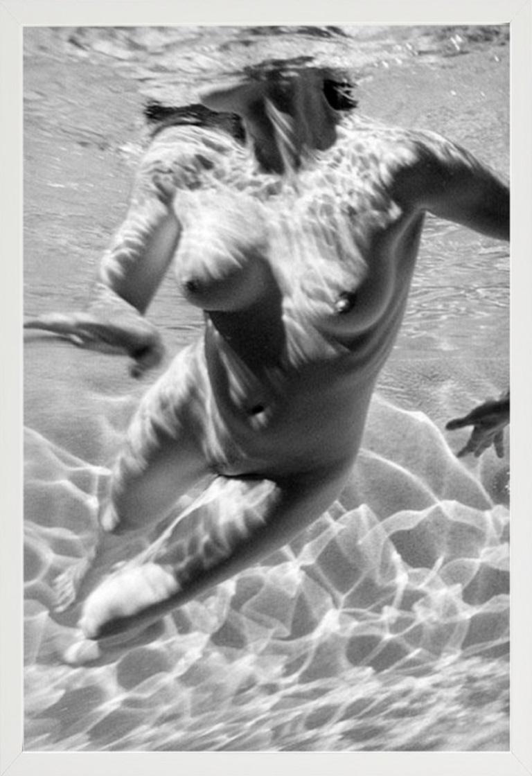 Carre Otis Undewater black-and-white - model nude woman swimming underwater - Photograph by Antoine Verglas