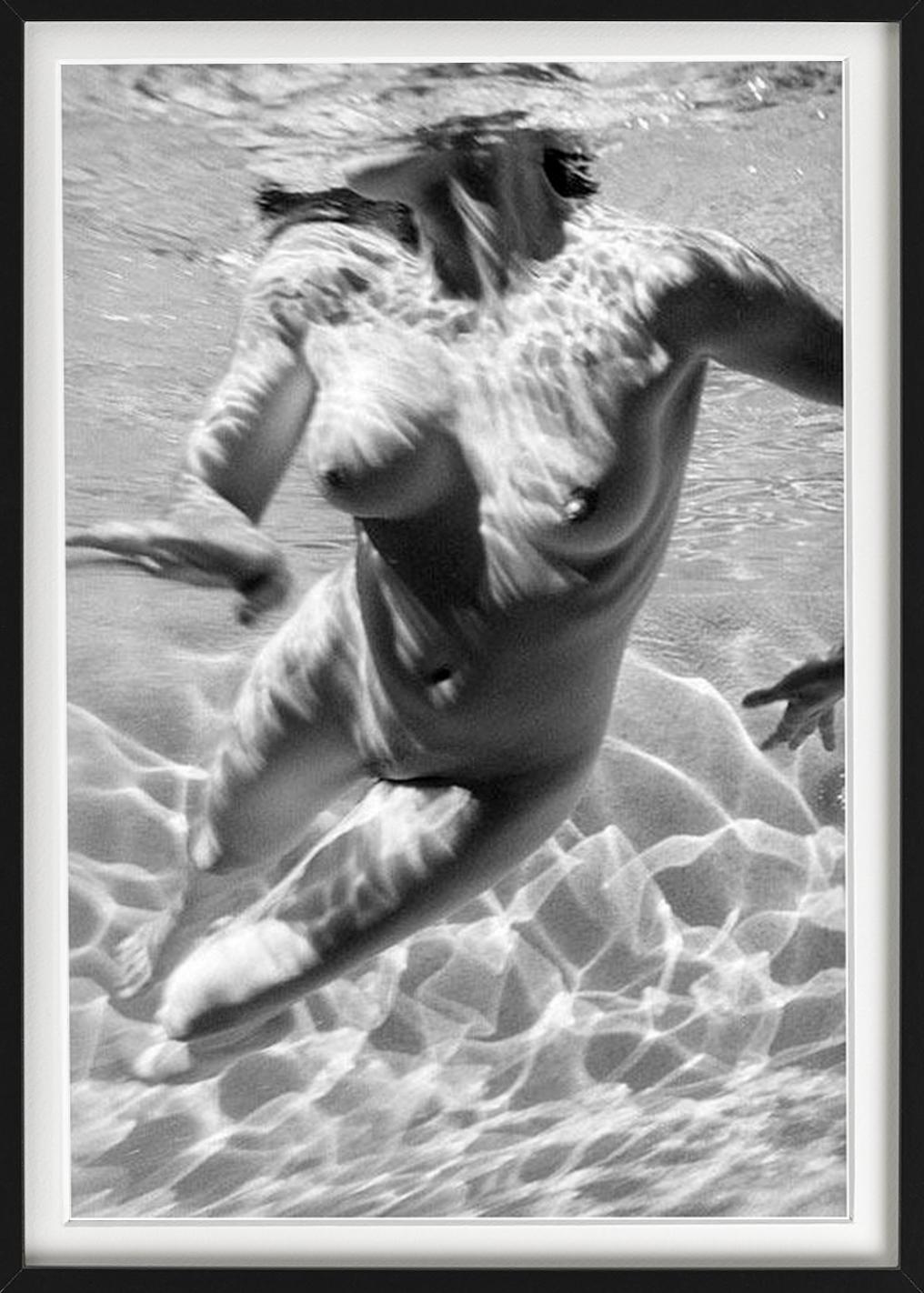 Carre Otis Undewater black-and-white - model nude woman swimming underwater - Contemporary Photograph by Antoine Verglas