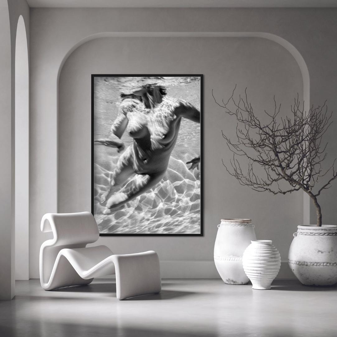 Carrs Otis Undewater b&n - Nudo con riflessi del sole, fotografia Fine Art, 2001 in vendita 1