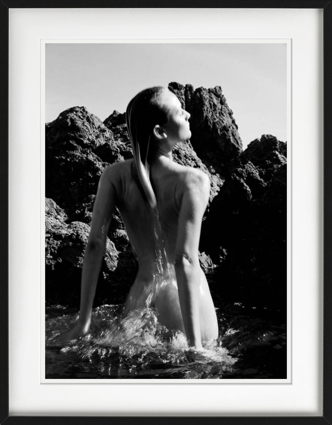 Diane Kruger II - portrait nu de la Celebrity star émergeant de la mer - Photograph de Antoine Verglas