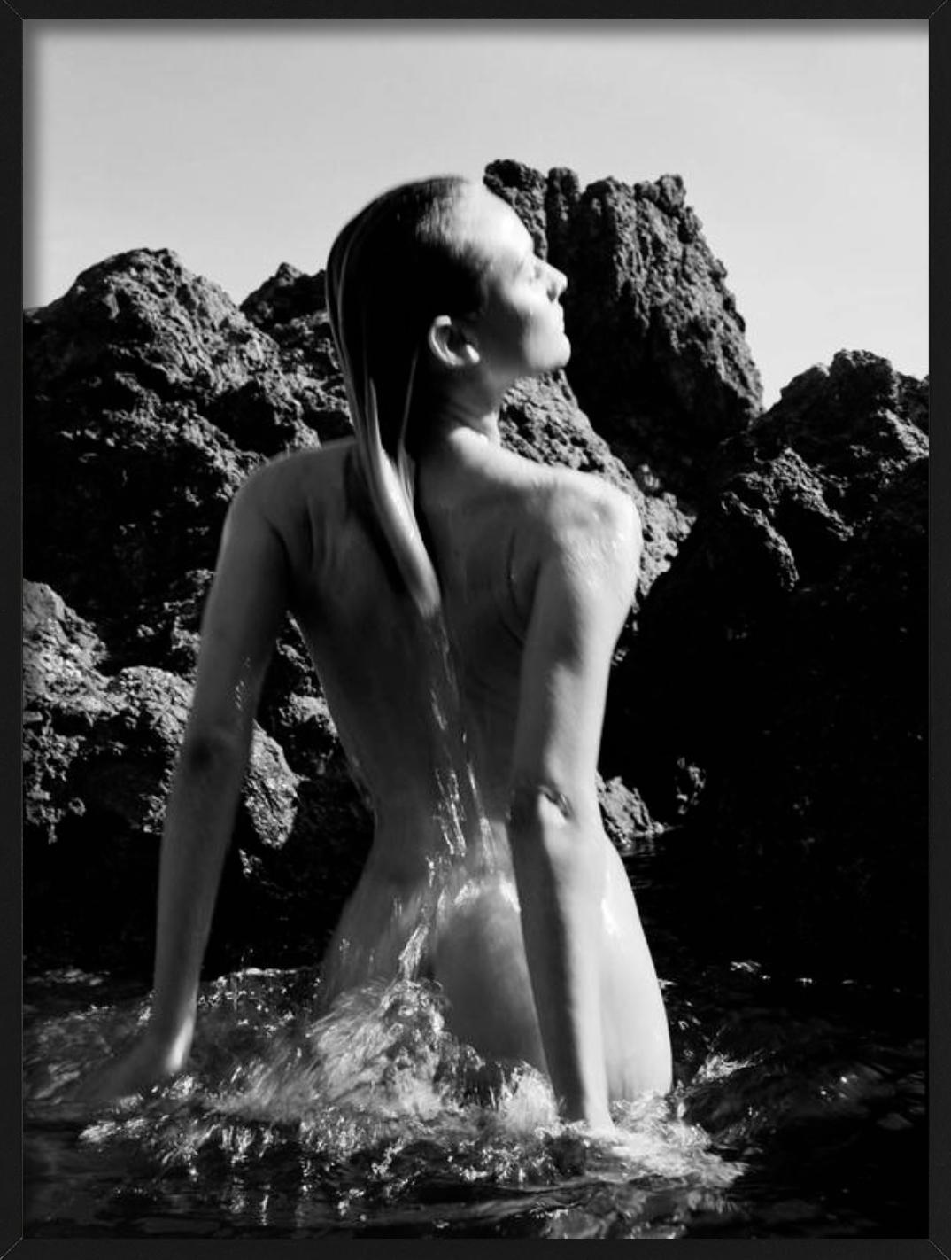 Diane Kruger II - portrait nu de la Celebrity star émergeant de la mer - Contemporain Photograph par Antoine Verglas