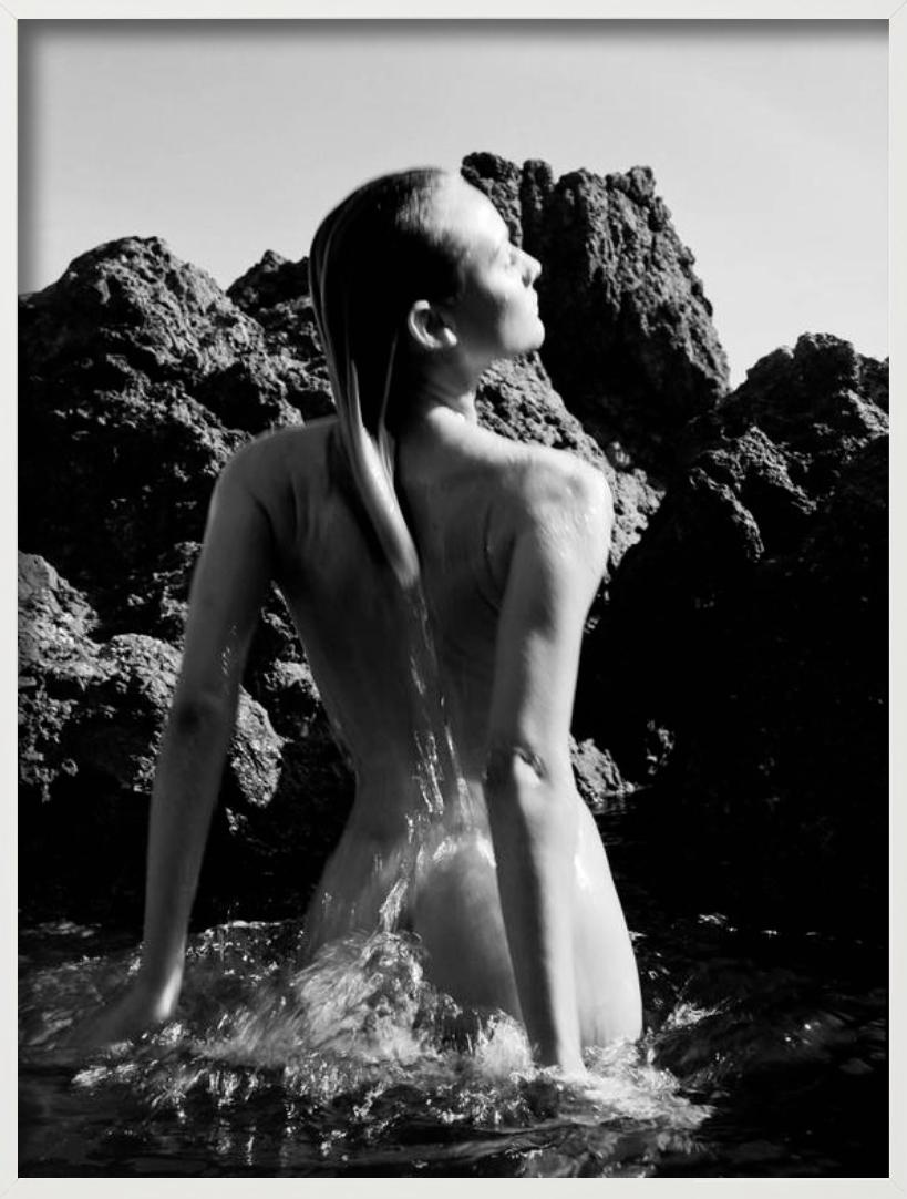 Diane Kruger II - portrait nu de la Celebrity star émergeant de la mer - Noir Nude Photograph par Antoine Verglas