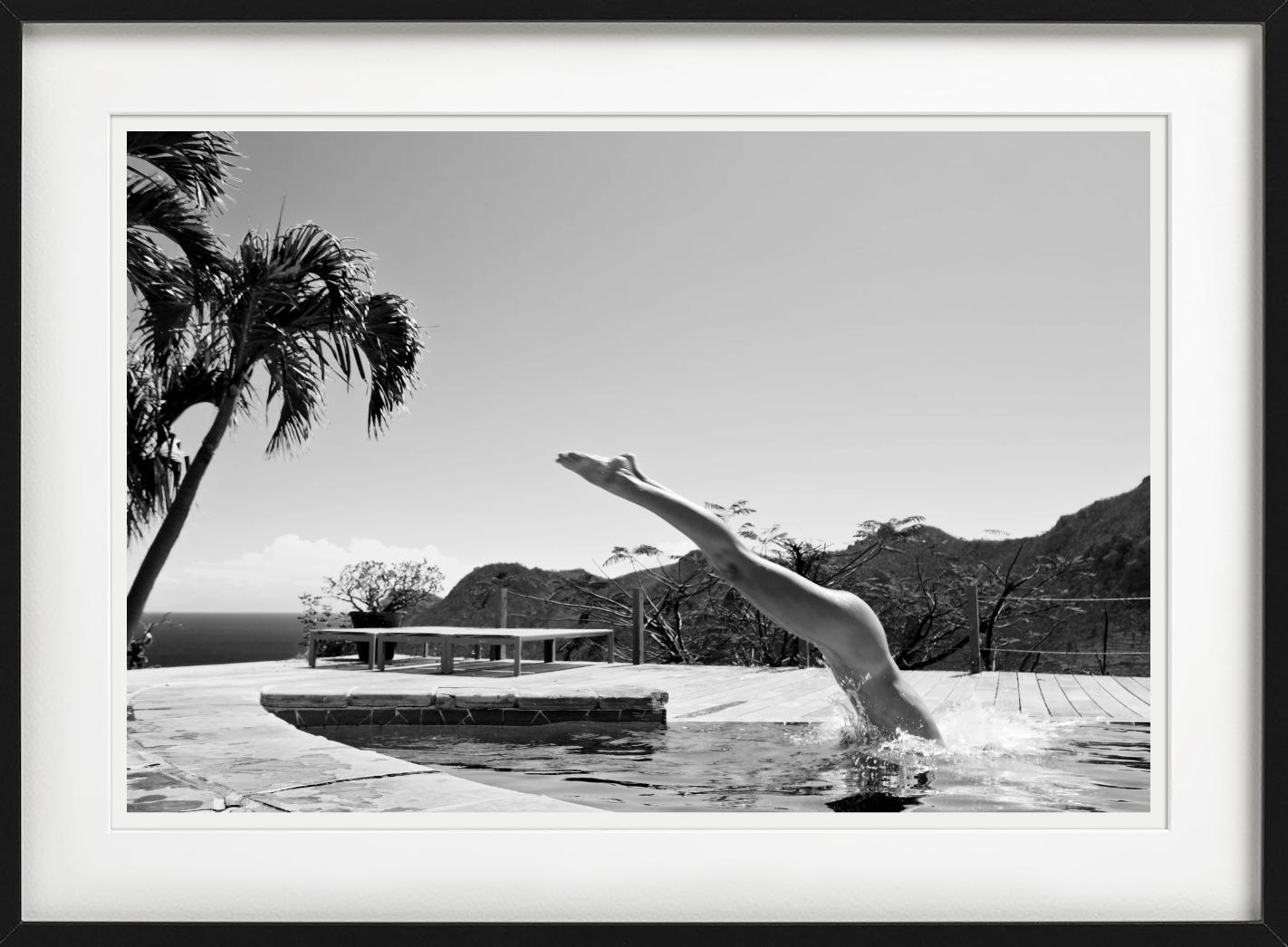 Femme sautant dans la piscine,  photographié par Antoine Verglas.

Tous les tirages sont en édition limitée. Disponible en plusieurs tailles. Encadrement haut de gamme sur demande.

Toutes les impressions sont réalisées et signées par l'artiste. Le