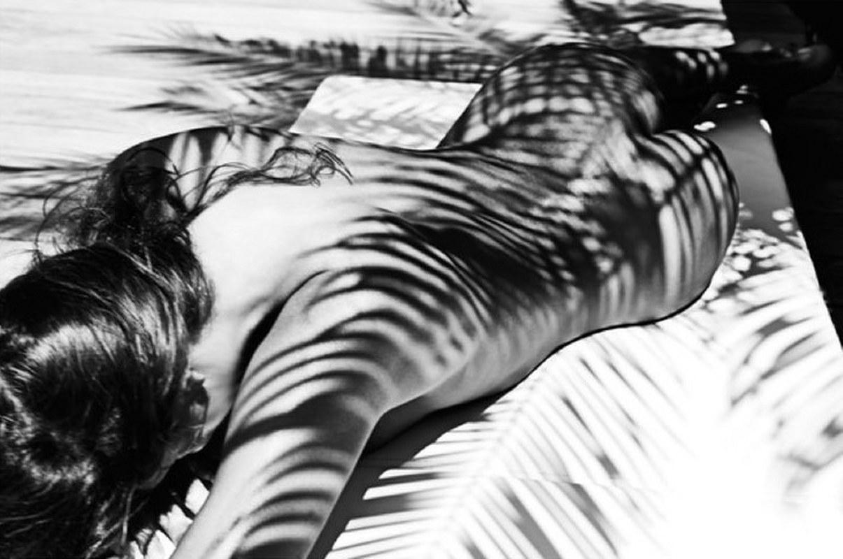 Black and White Photograph Antoine Verglas - Palm in Tamarin - femme nue avec l'ombre d'un palmier sur son dos 