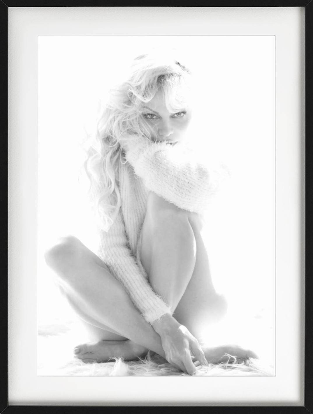 Pamela Anderson, Fine Art Photography - Nude Photograph Grigio di Antoine Verglas