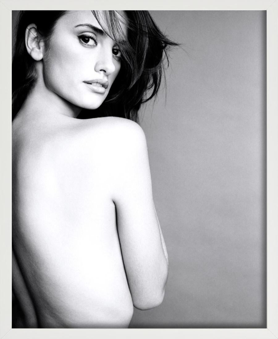 Penelope Cruz – Nacktes b&w-Porträt des Filmstars, Kunstfotografie, 1998 im Angebot 2