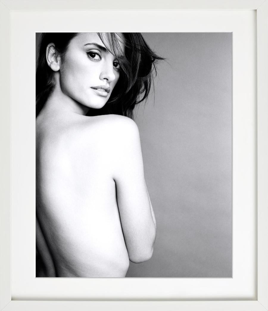 Penelope Cruz – Nacktes b&w-Porträt des Filmstars, Kunstfotografie, 1998 im Angebot 3