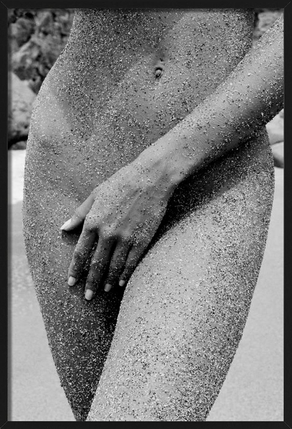 Petra, desnuda en primer plano en la playa cubierta de Arena,  fotografiada por Antoine Verglas en 2015.

Todas las impresiones son de edición limitada. Disponible en varios tamaños. Enmarcado de alta gama a petición.

Todas las impresiones están