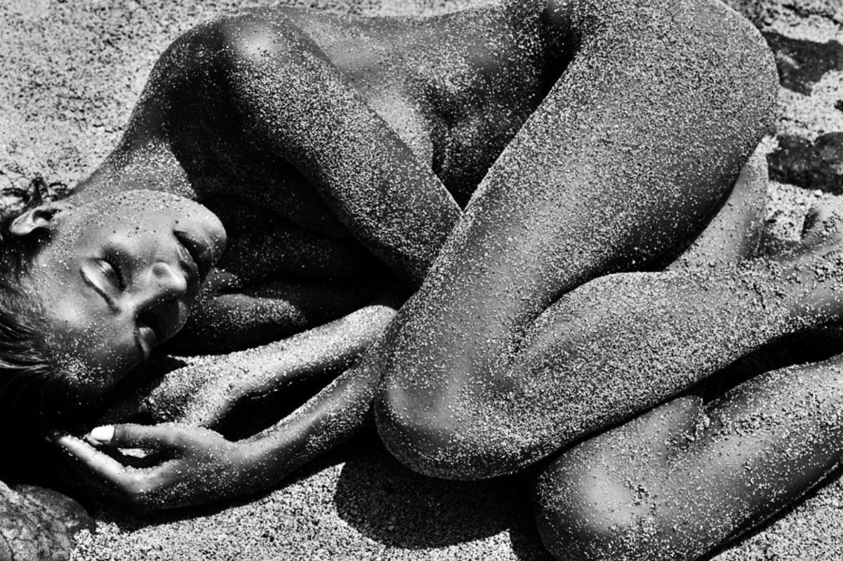 Nude Photograph Antoine Verglas - Petra Grand Fond - femme nue allongée sur la plage recouverte de grains de sable