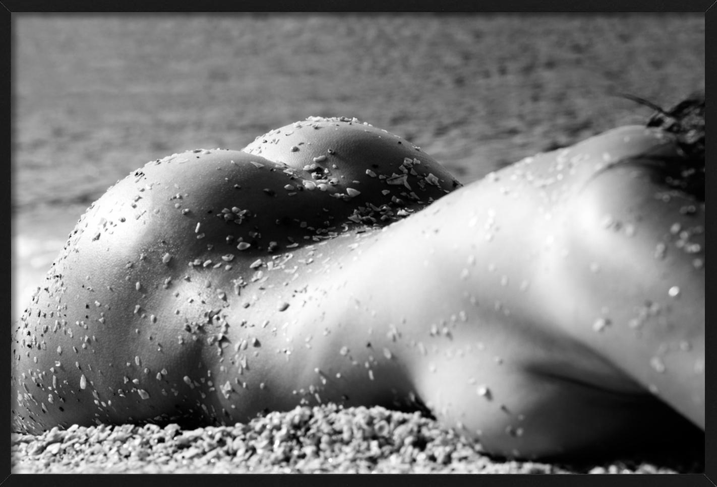 Shell Beach Nude, photographie d'art - Gris Nude Photograph par Antoine Verglas