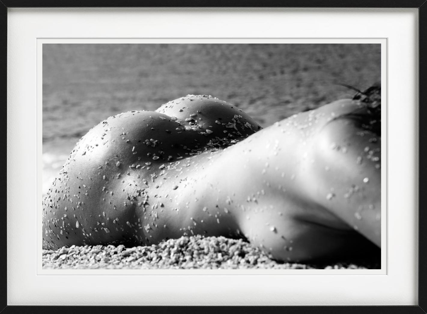 Nu en gros plan à la plage, couvert de sable,  photographié par Antoine Verglas.

Tous les tirages sont en édition limitée. Disponible en plusieurs tailles. Encadrement haut de gamme sur demande.

Toutes les impressions sont réalisées et signées par