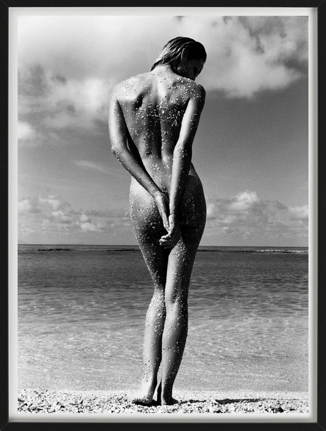 Theresa Gargas - Beach Nude, Fine Art Photography - Gray Black and White Photograph by Antoine Verglas