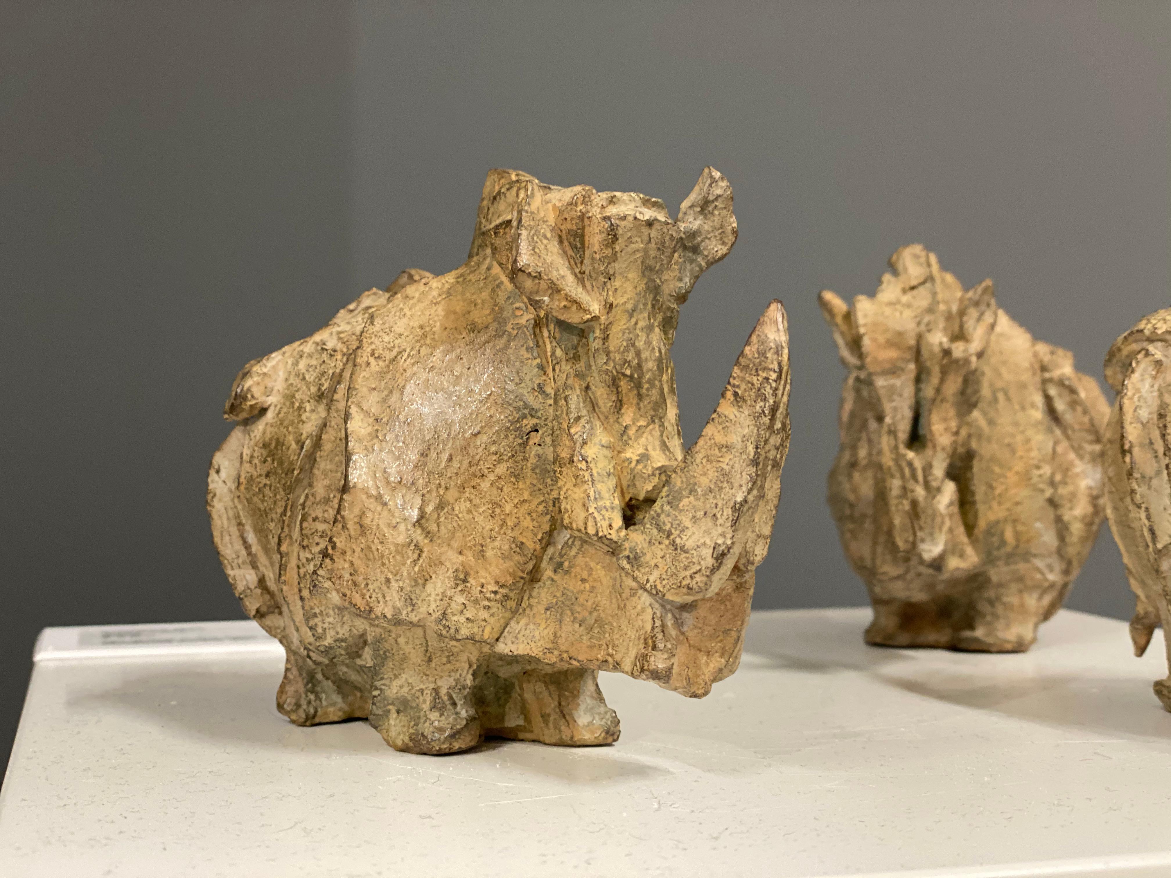 Conclave du 21e siècle, sculpture de trois Rino ensemble - Sculpture de Antoinette Briet