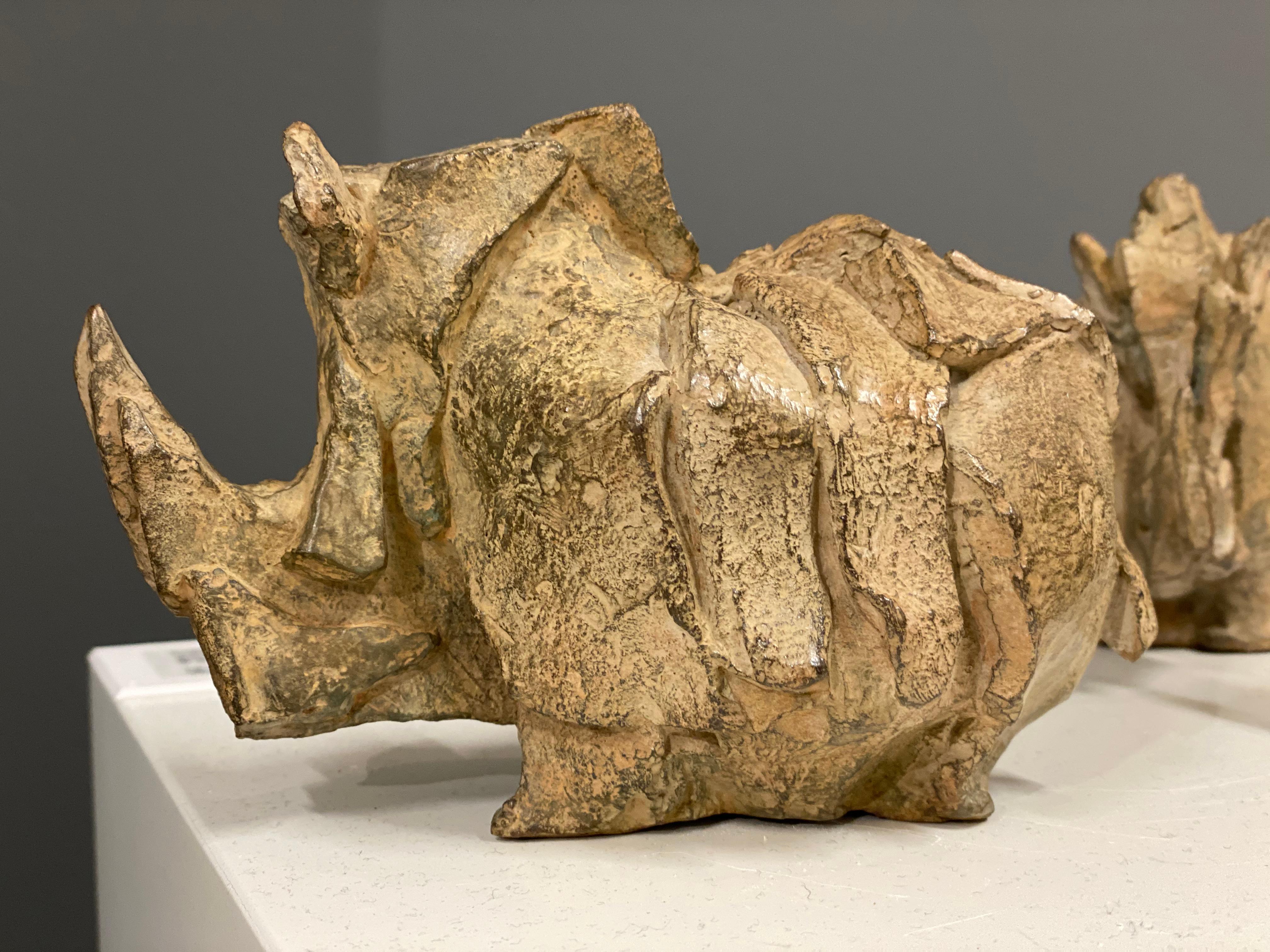 Conclave du 21e siècle, sculpture de trois Rino ensemble - Contemporain Sculpture par Antoinette Briet