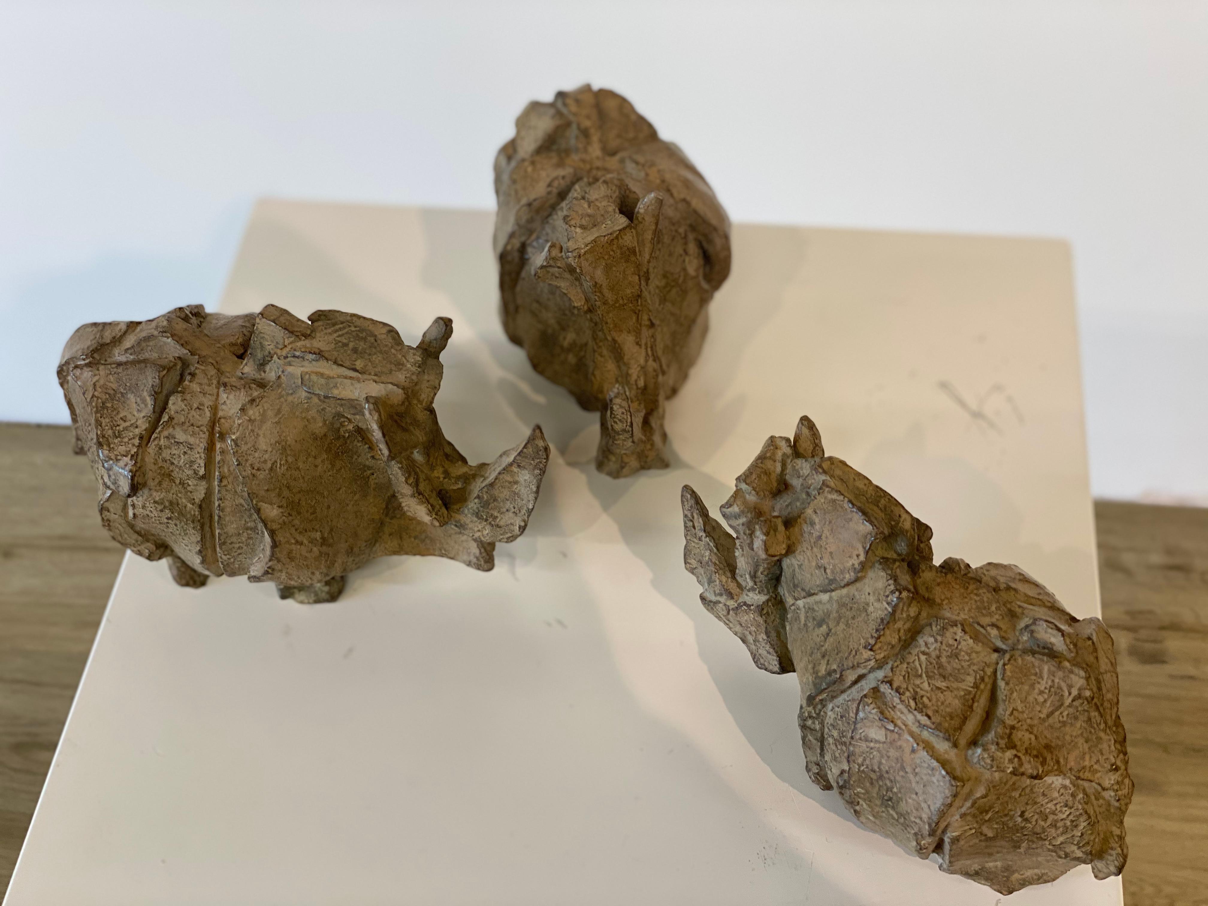 Conclave du 21e siècle, sculpture de trois Rino ensemble en vente 1