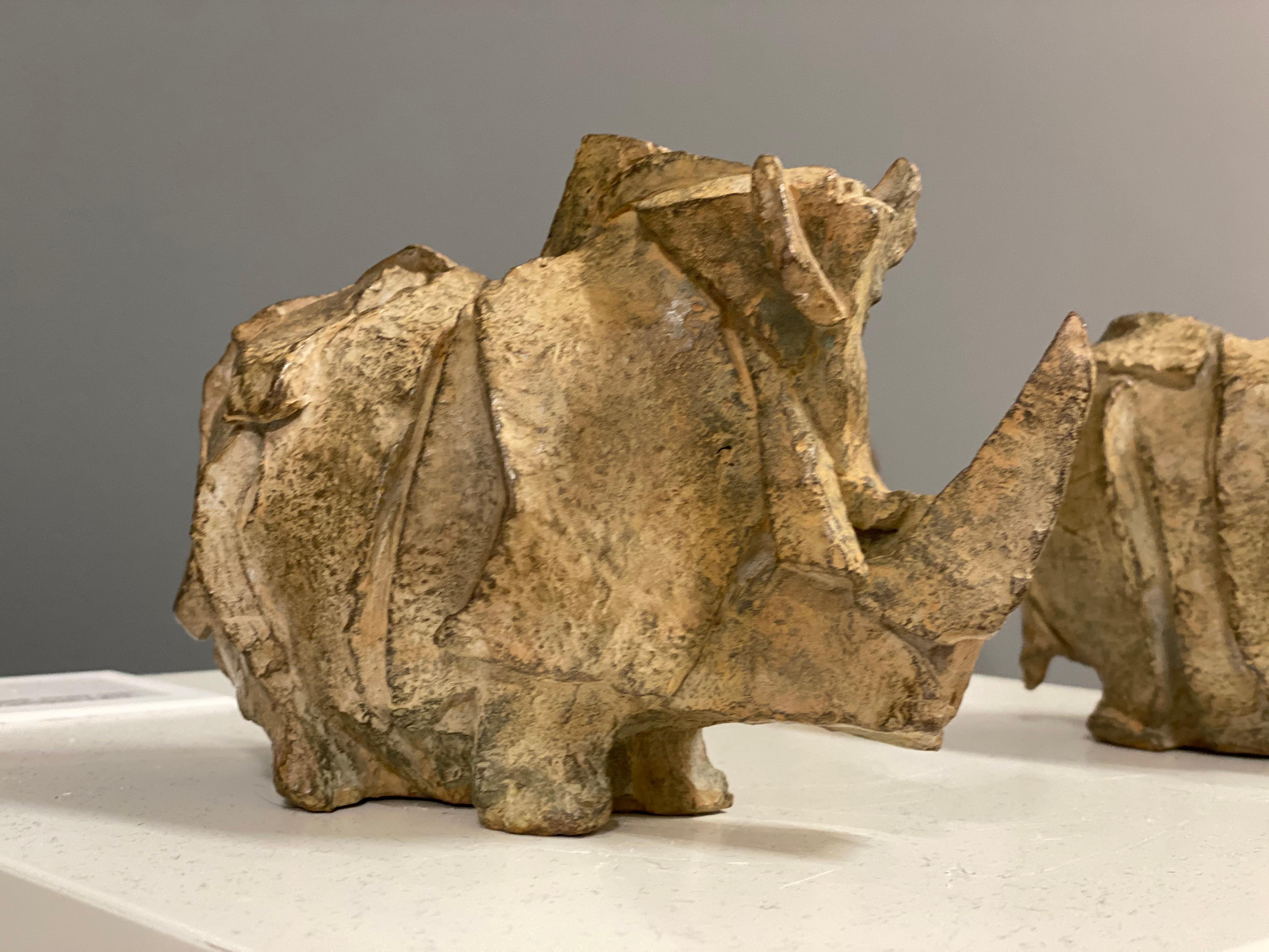 Conclave du 21e siècle, sculpture de trois Rino ensemble en vente 2