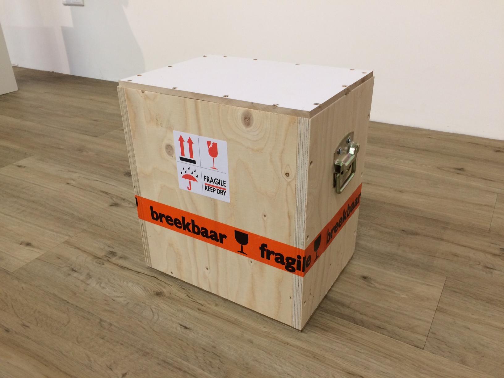 Conclave du 21e siècle, sculpture de trois Rino ensemble en vente 4
