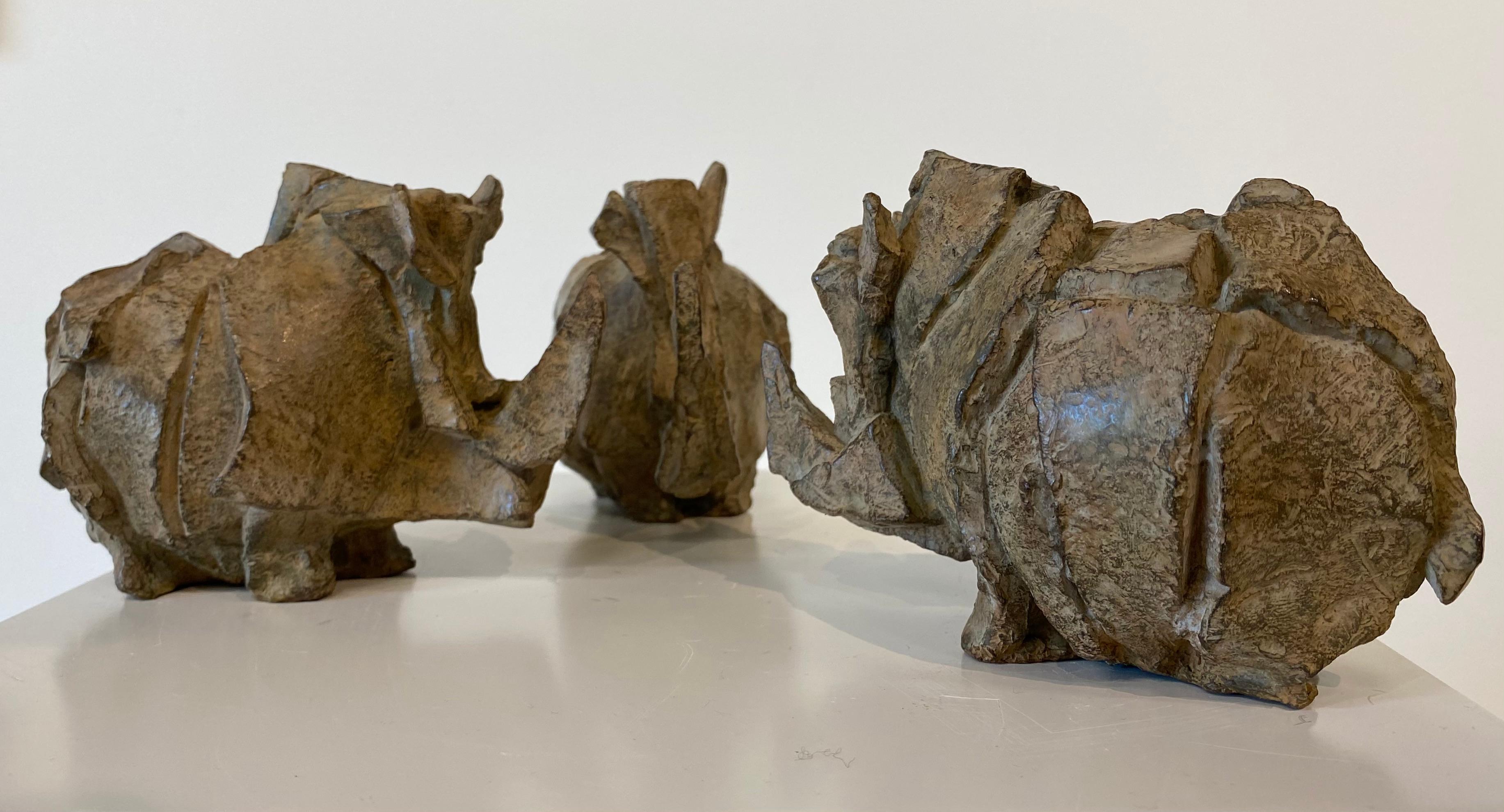 Cónclave- Escultura de bronce del siglo XXI de tres Rino juntos