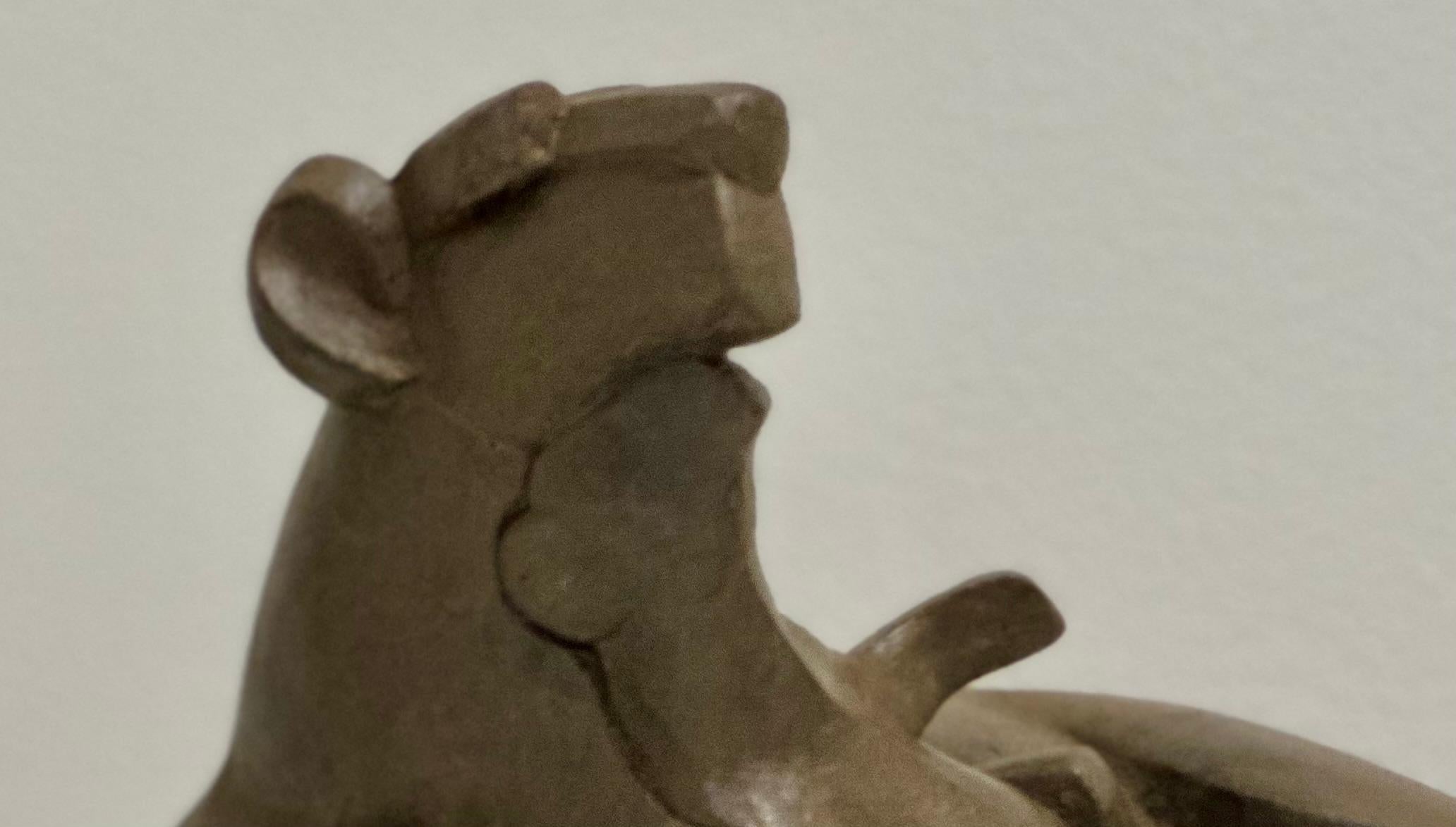 Mutter mit Kind – Bronzeskulptur einer Löwin und eines Kindes aus dem 21. Jahrhundert – Sculpture von Antoinette Briet