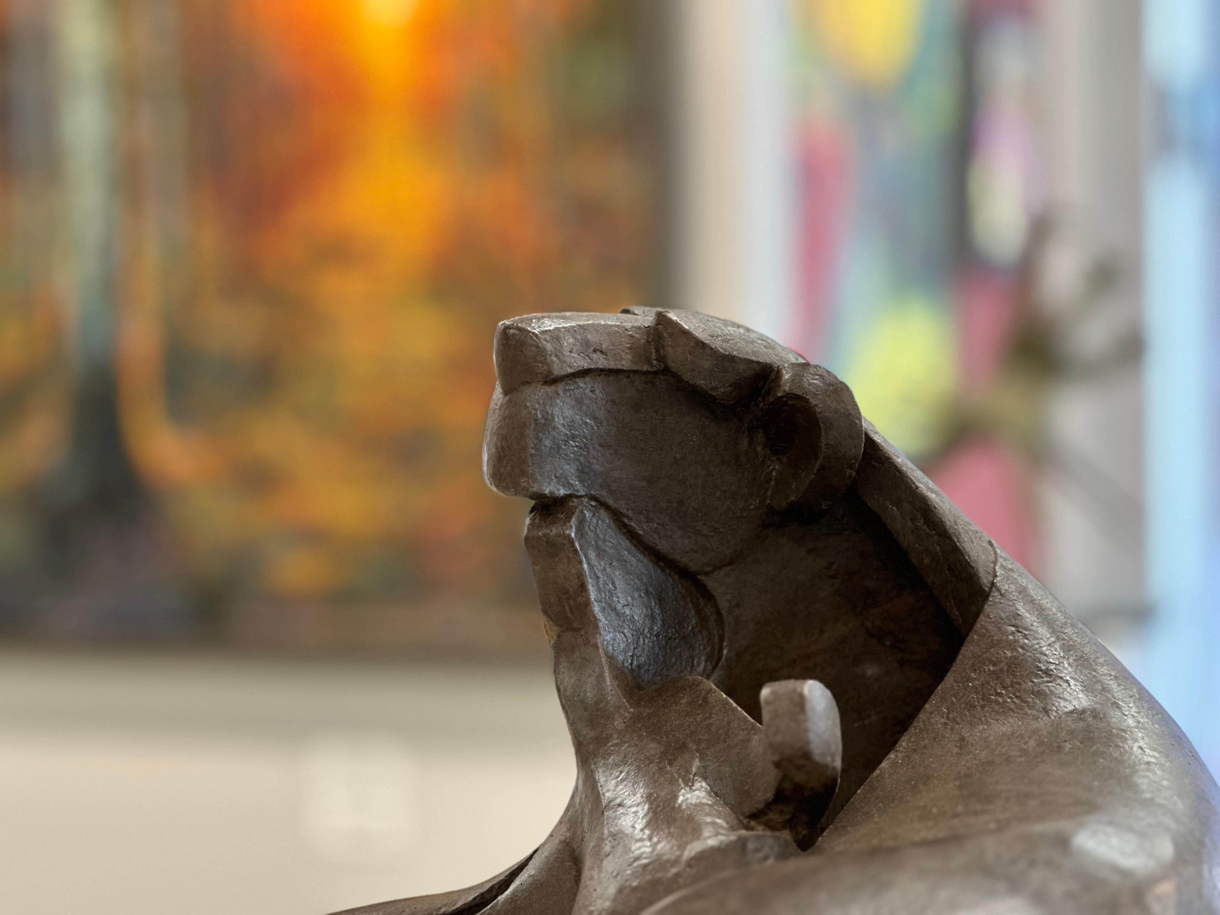 Mutter mit Kind – Bronzeskulptur einer Löwin und eines Kindes aus dem 21. Jahrhundert (Gold), Abstract Sculpture, von Antoinette Briet