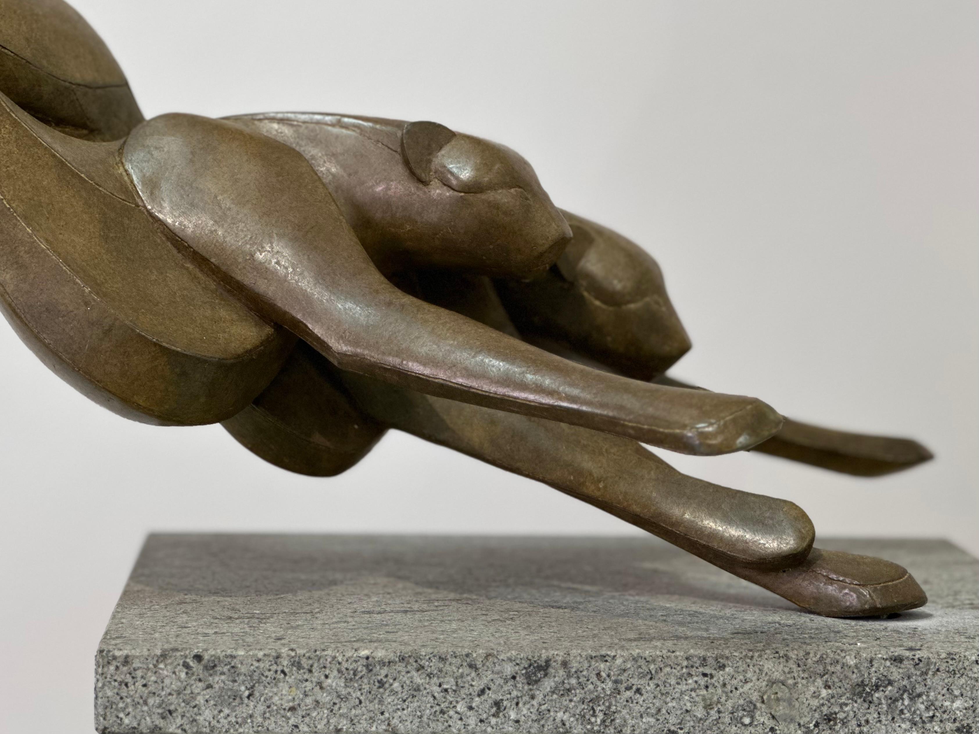 Fuera del cielo- Escultura de bronce del siglo XXI de un guepardo corriendo y saltando en venta 7