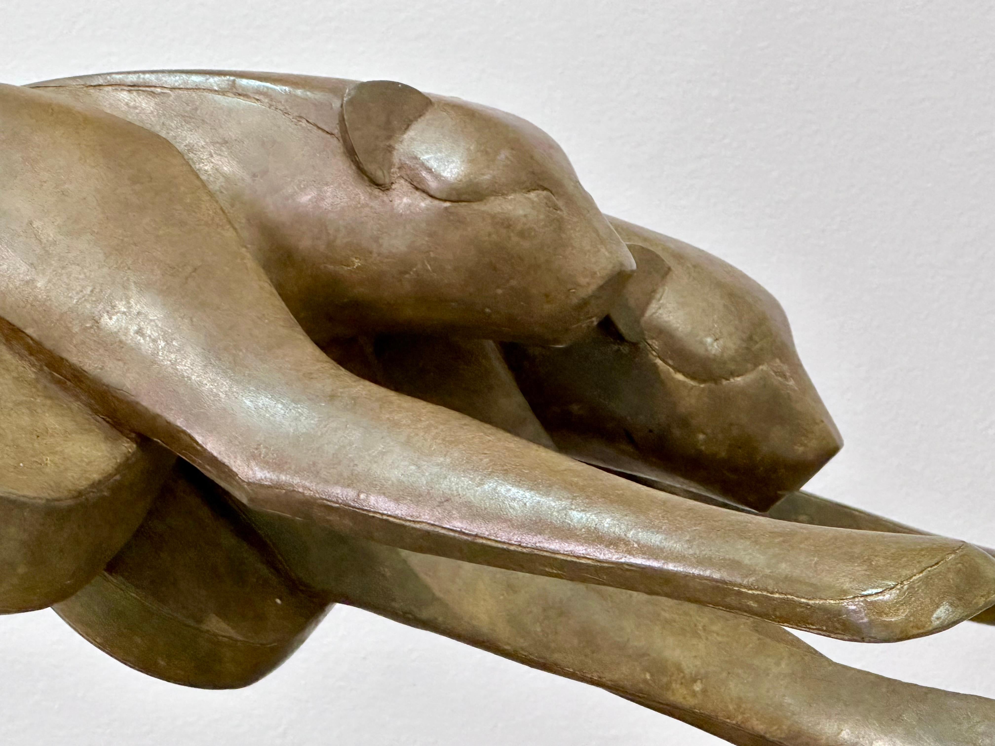Fuera del cielo- Escultura de bronce del siglo XXI de un guepardo corriendo y saltando - Sculpture Contemporáneo de Antoinette Briet