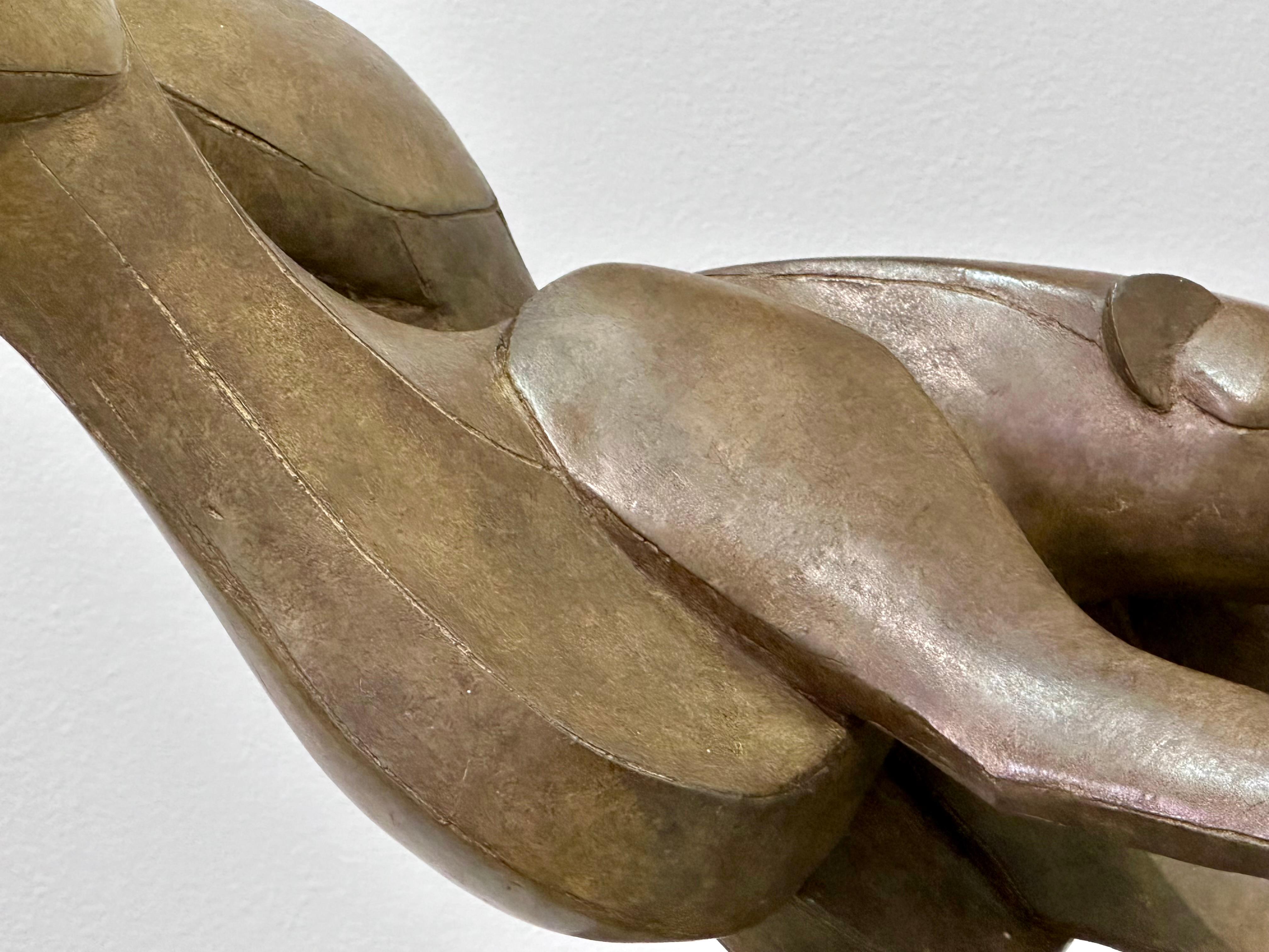 Fuera del cielo- Escultura de bronce del siglo XXI de un guepardo corriendo y saltando - Figurative Sculpture Oro de Antoinette Briet