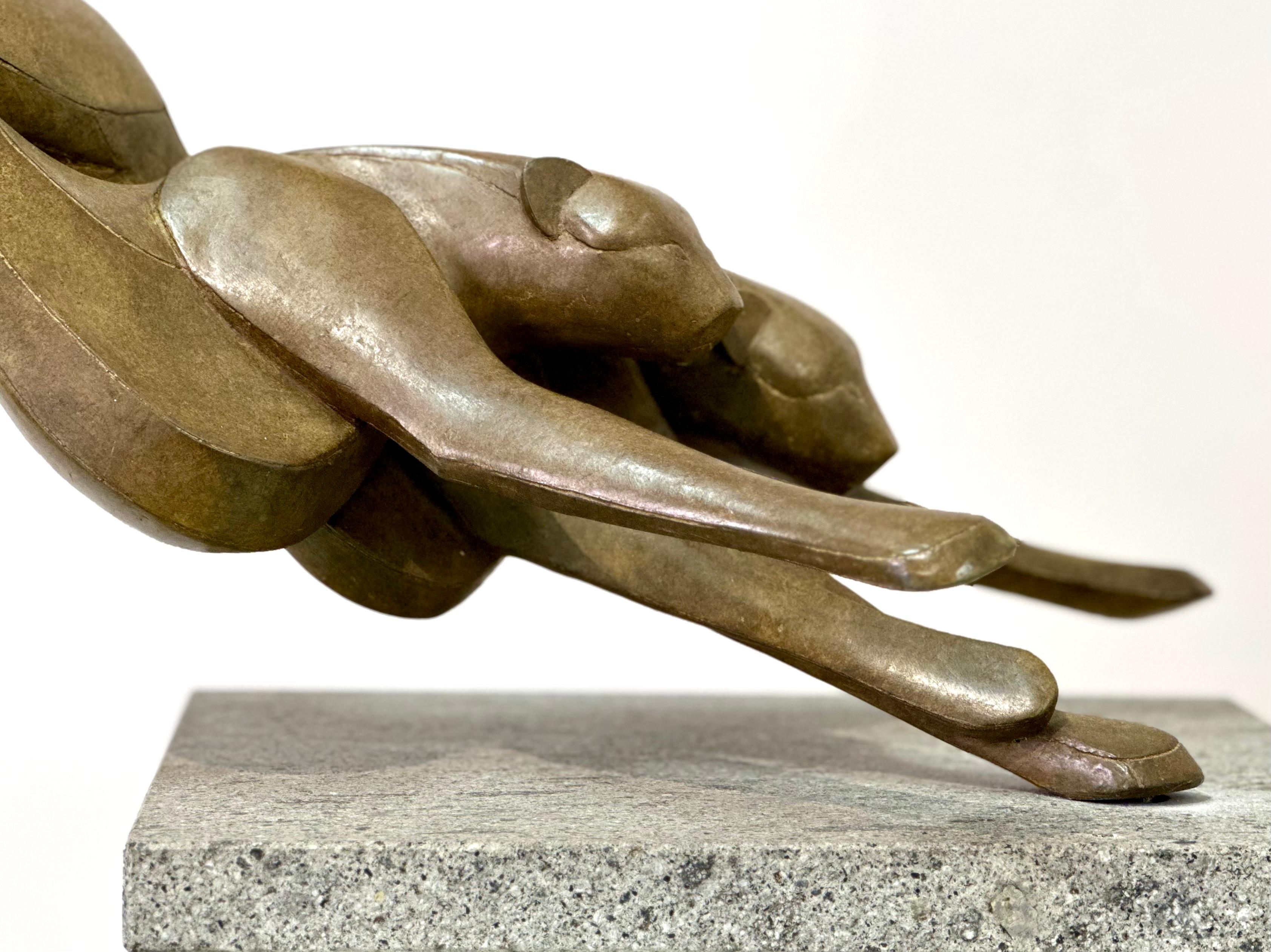 Fuera del cielo- Escultura de bronce del siglo XXI de un guepardo corriendo y saltando - Sculpture de Antoinette Briet