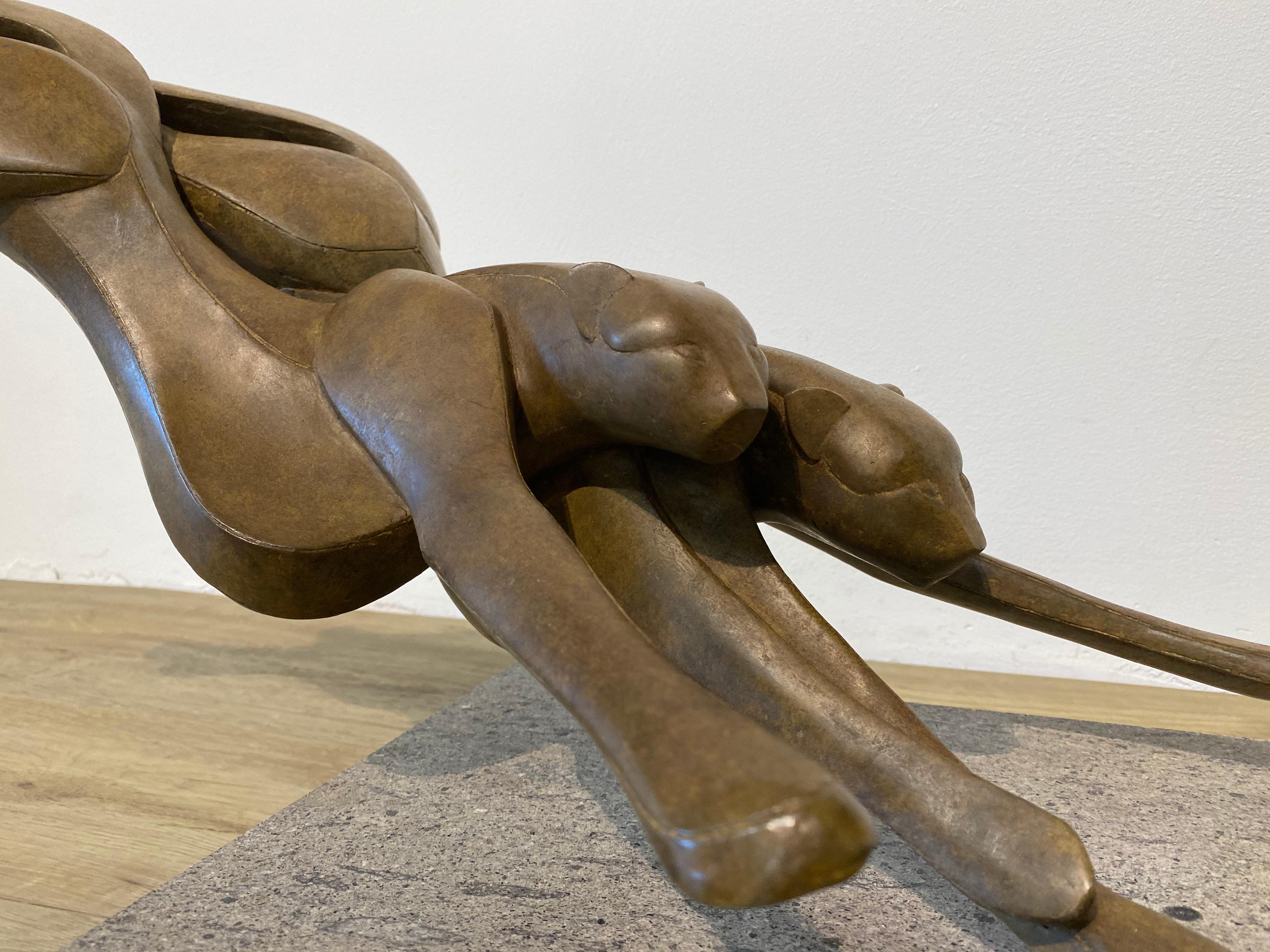 Fuera del cielo- Escultura de bronce del siglo XXI de un guepardo corriendo y saltando en venta 1