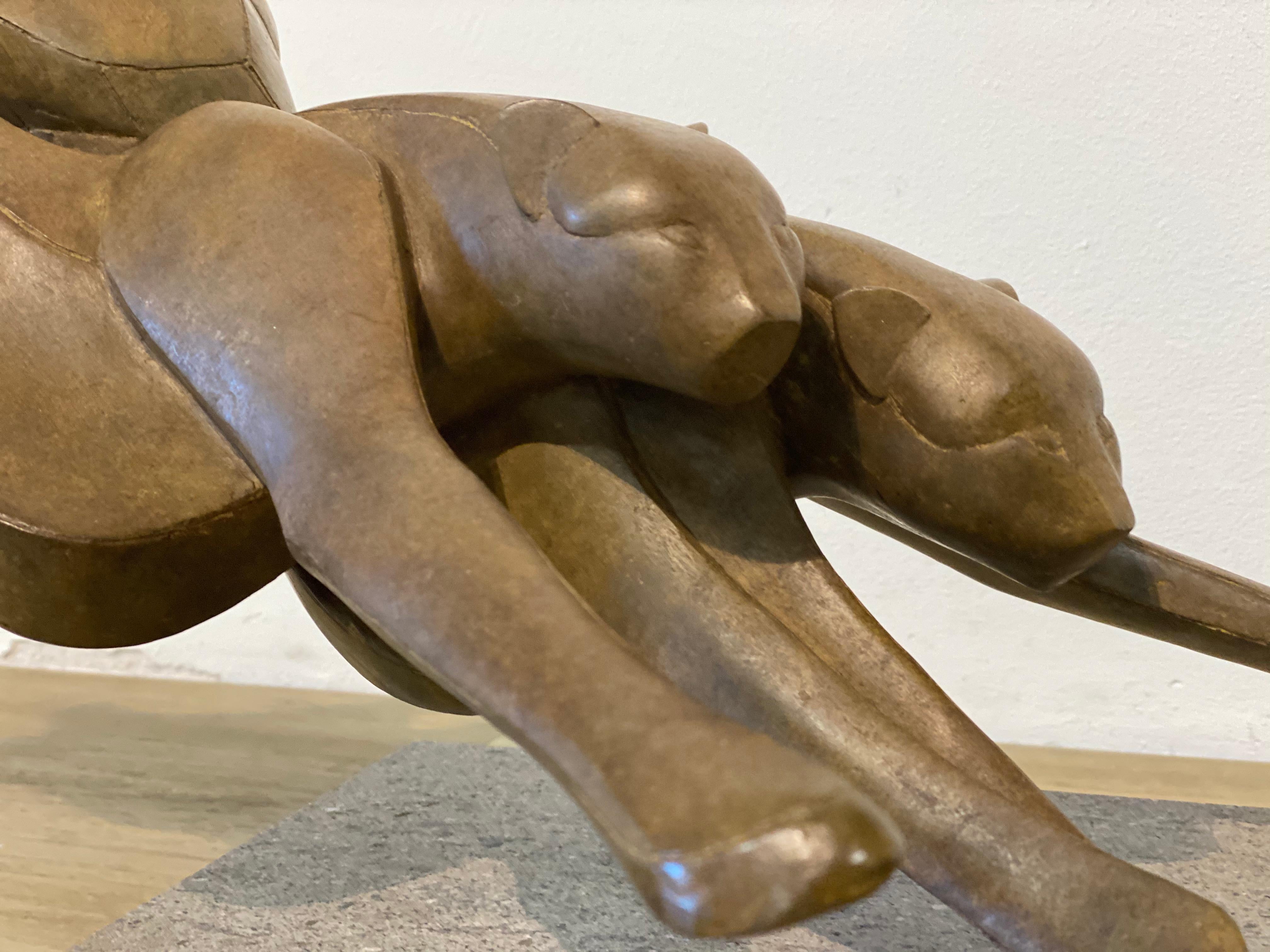 Fuera del cielo- Escultura de bronce del siglo XXI de un guepardo corriendo y saltando en venta 2