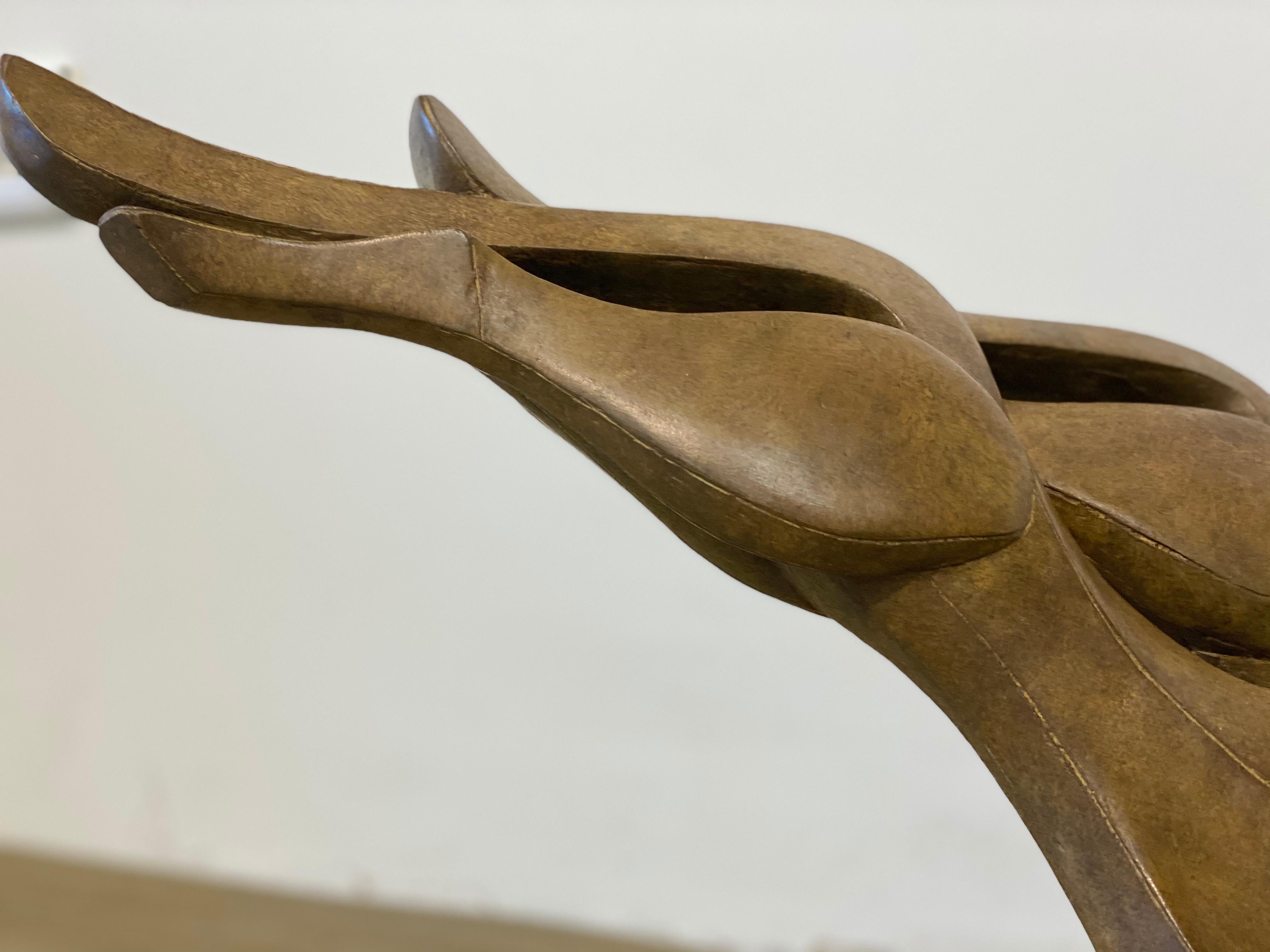 Fuera del cielo- Escultura de bronce del siglo XXI de un guepardo corriendo y saltando en venta 3