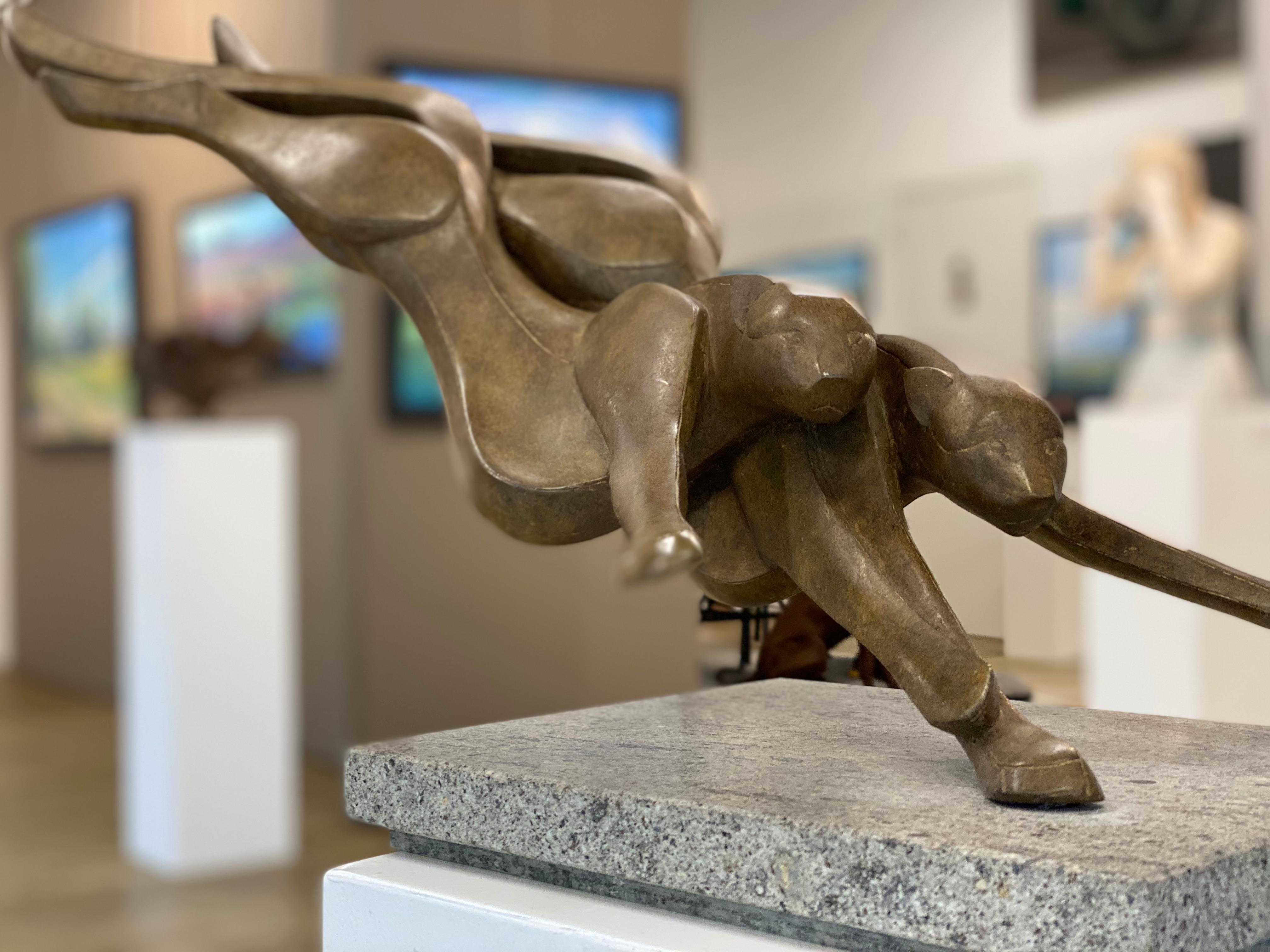 Fuera del cielo- Escultura de bronce del siglo XXI de un guepardo corriendo y saltando en venta 5