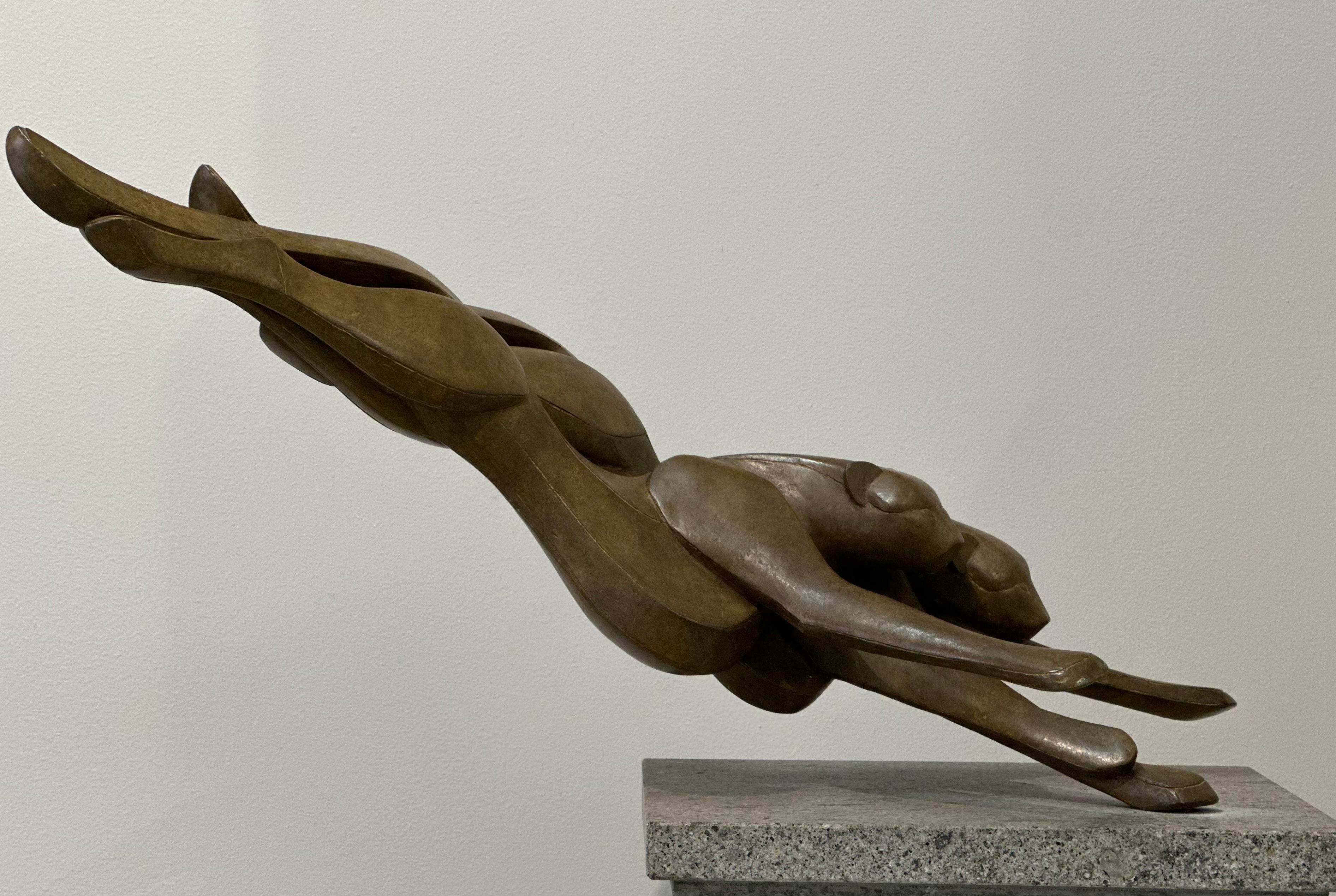 Fuera del cielo- Escultura de bronce del siglo XXI de un guepardo corriendo y saltando en venta 6
