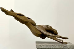 Fuera del cielo- Escultura de bronce del siglo XXI de un guepardo corriendo y saltando