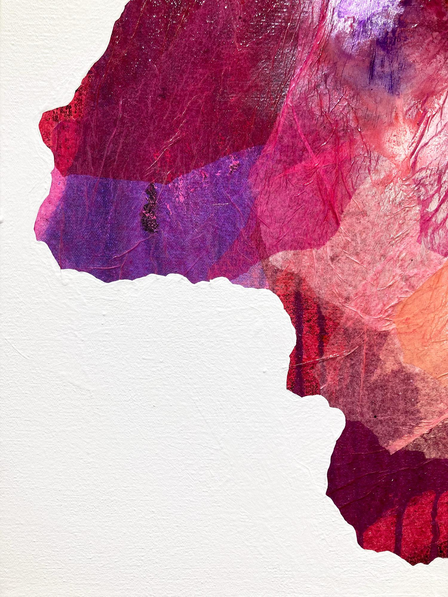 Este cuadro de Antoinette es una elegante y lujosa pieza de técnica mixta sobre lienzo que representa formas florales abstractas con un audaz uso del color y el contraste. El fondo de Hojas de Plata permite que la luminosidad brille sin esfuerzo,