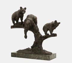 Group of bears on a tree / - The nature of the bears -