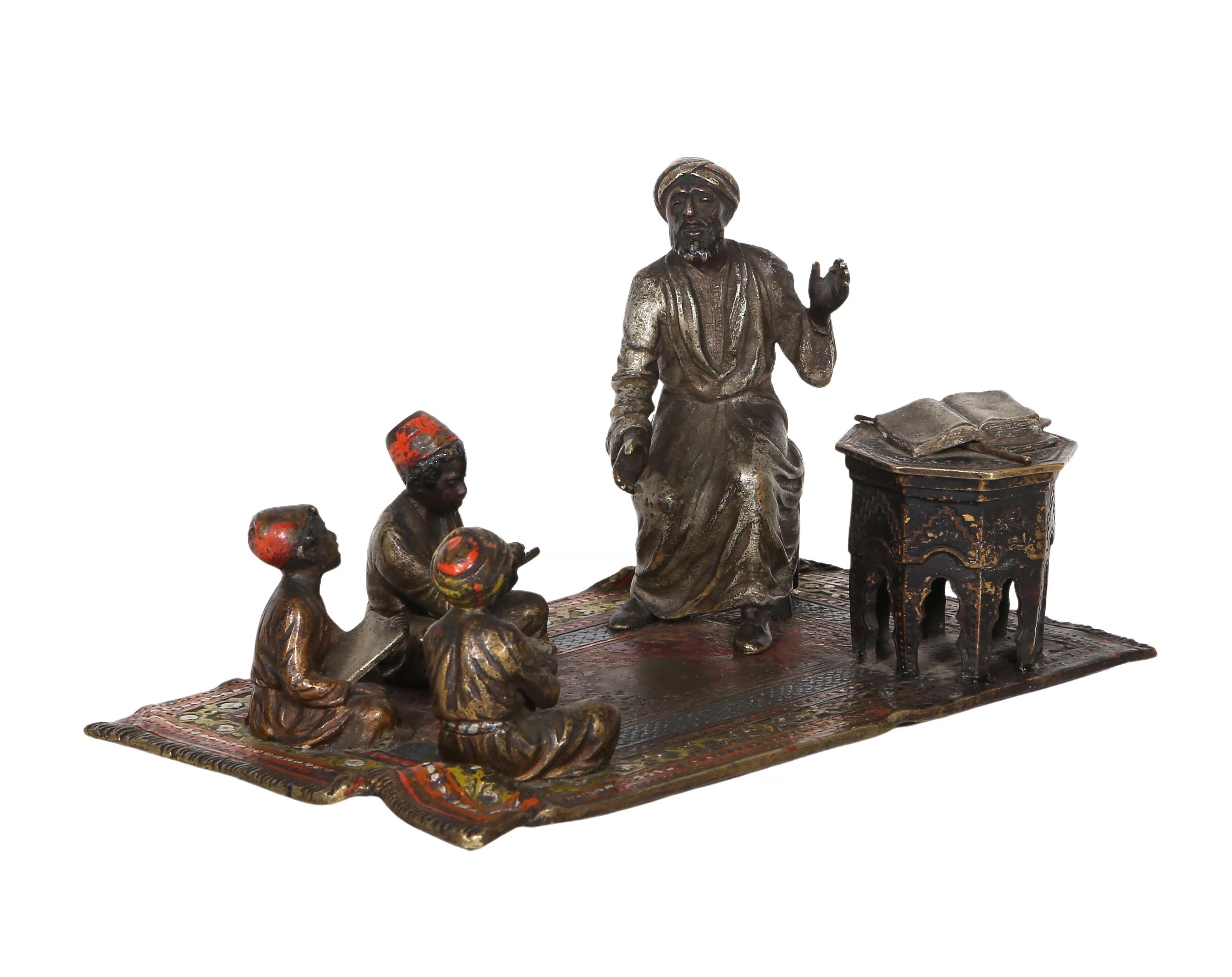 Insegnante di Corano con alunni, scultura orientalista in bronzo di Anton Chotka - Sculpture Romantico di Anton Chotka 