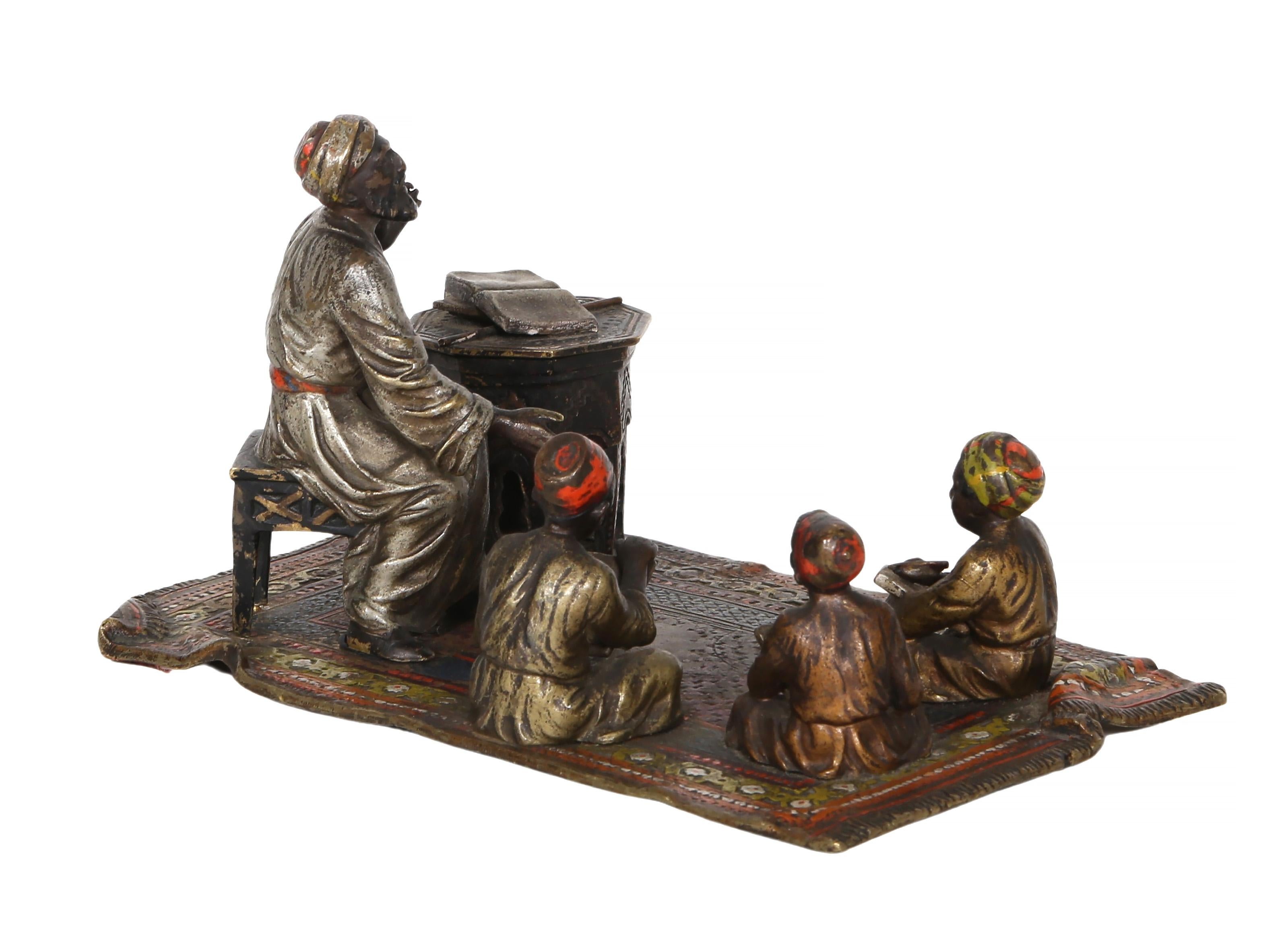 Anton Chotka, austriaco (1881-1955) - Insegnante di Corano con alunni, Anno:  circa 1900, Medio:  Scultura in bronzo dipinta a freddo, timbrata Austria, Dimensioni:  4.5 x 8 x 5 in. (11.43 x 20.32 x 12.7 cm)