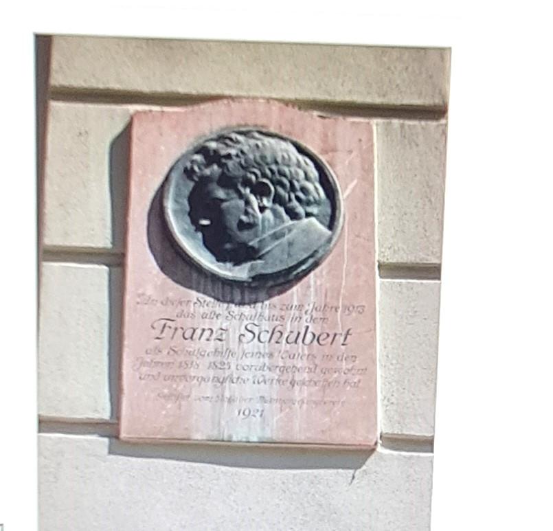 Il pittore Anton Grath (1881 - 1956) ha realizzato questo grande rilievo nell'anno 1921 (come Gedenktafel per la Schuberthaus di Wien).
Es wurden nur 2 Exemplare gegossen - eines ist unverändert am Schuberthaus Grünentorgasse 9)