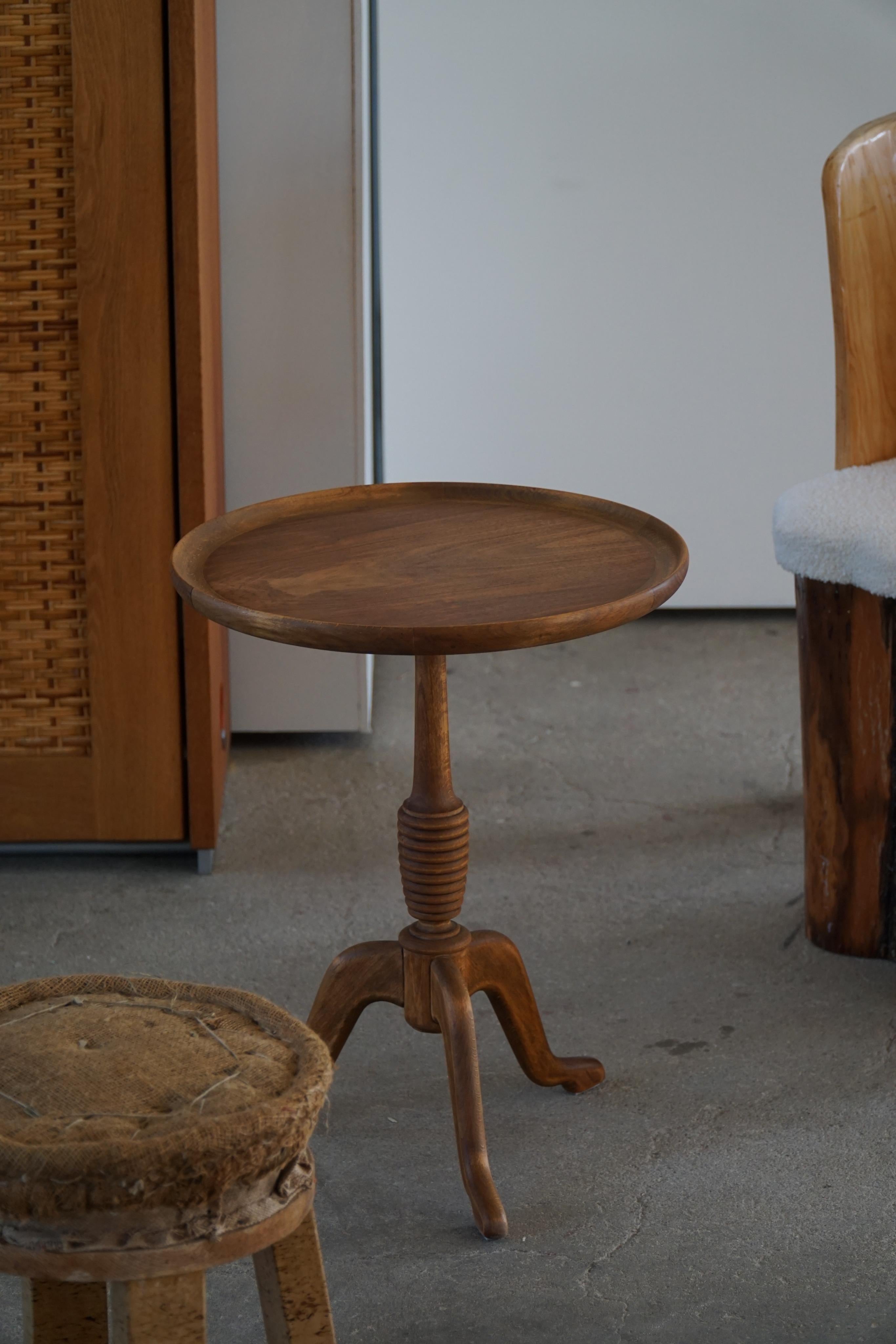 Round side table / coffee table in solid oak with elegant twisted tripod legs. Made by Anton Kildeberg for FK Furniture, Denmark, in ca 1960s. Model 