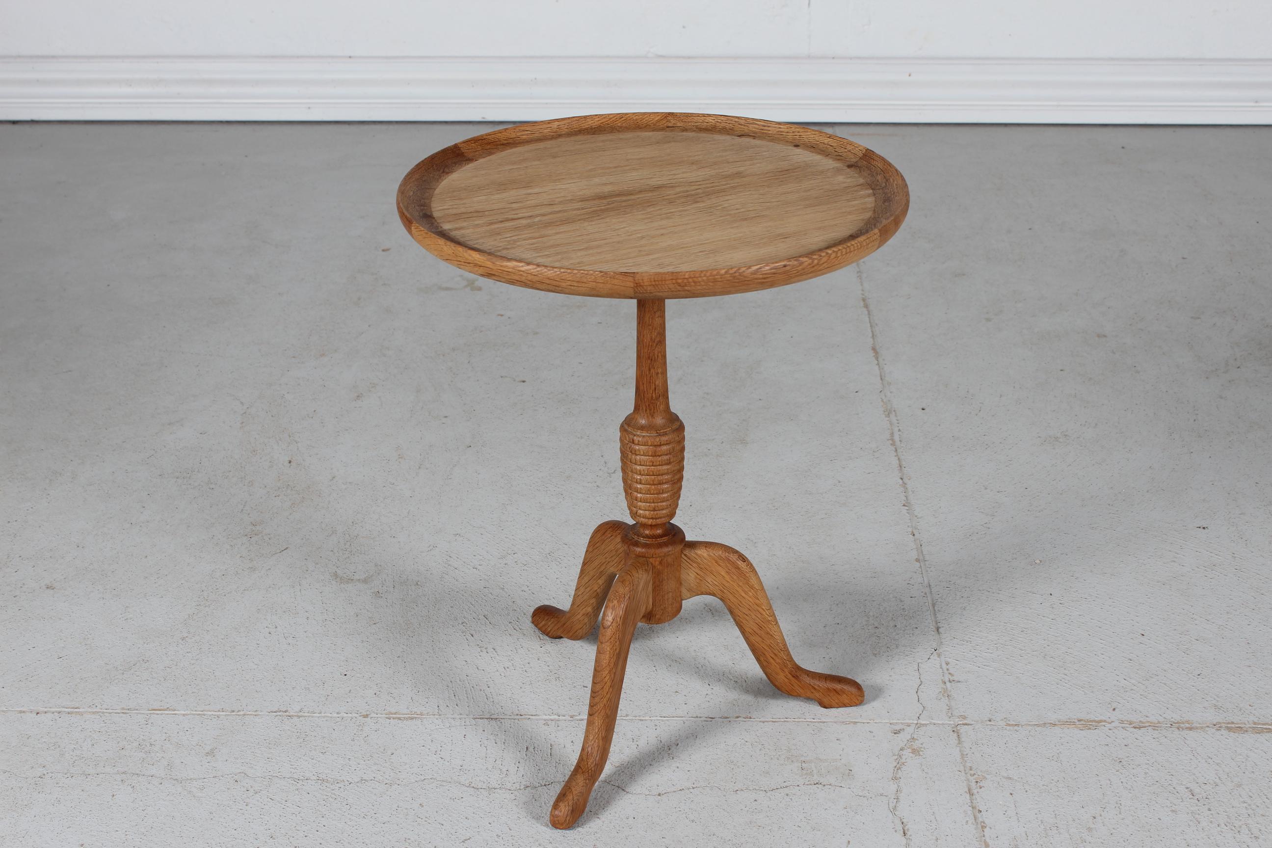 Danish Modern side table / pedestal table manufactured by Anton Kildebergs Møbelfabrik in the 1970's.

The side table is made from hand-turned solid oak.

Very nice vintage condition with patina.
 